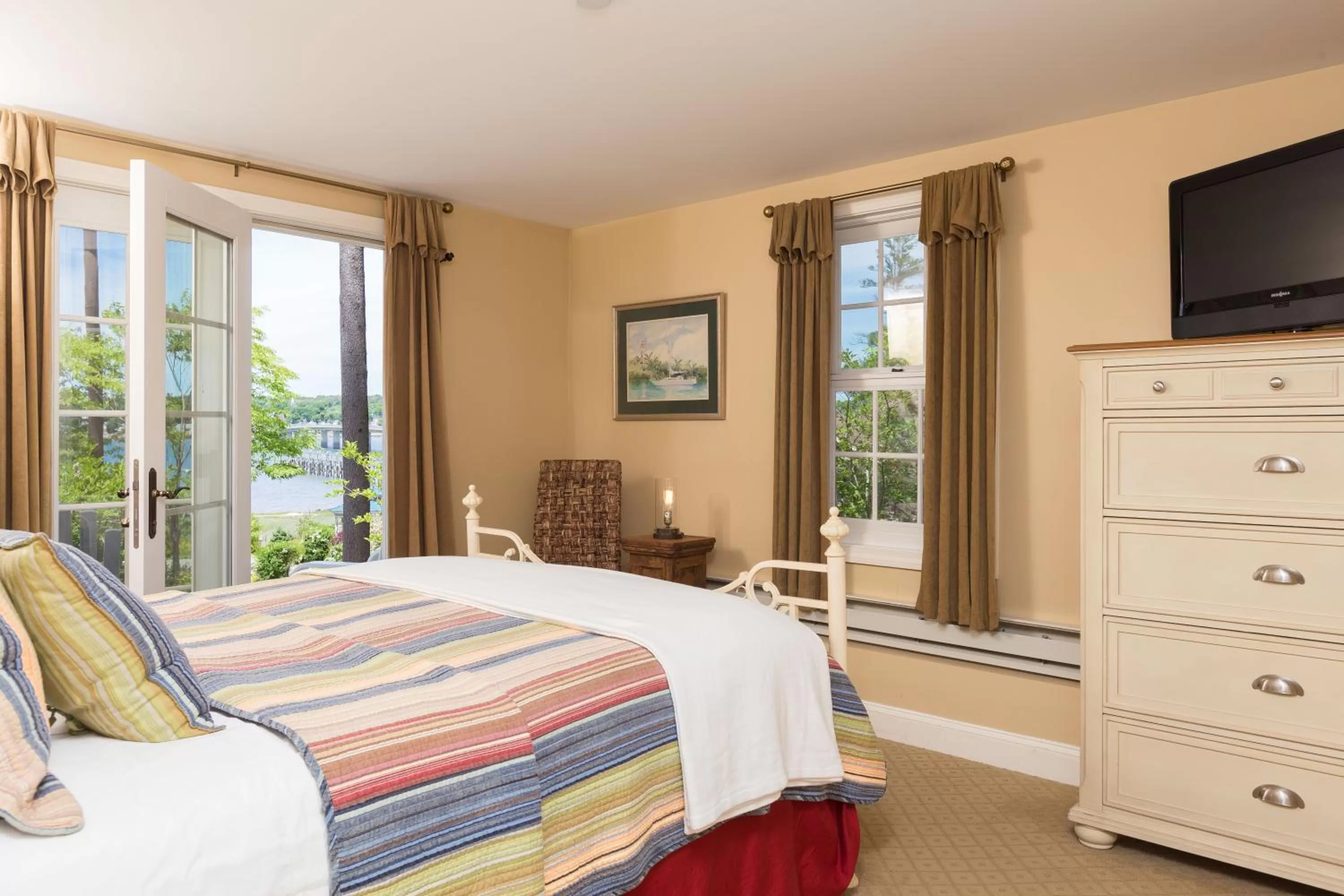Bed in Sheepscot Harbour Village Resort