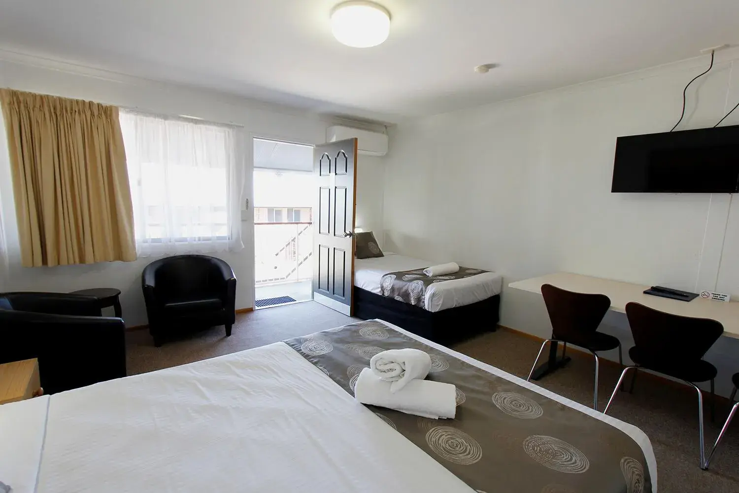 Photo of the whole room, TV/Entertainment Center in Blue Shades Motel