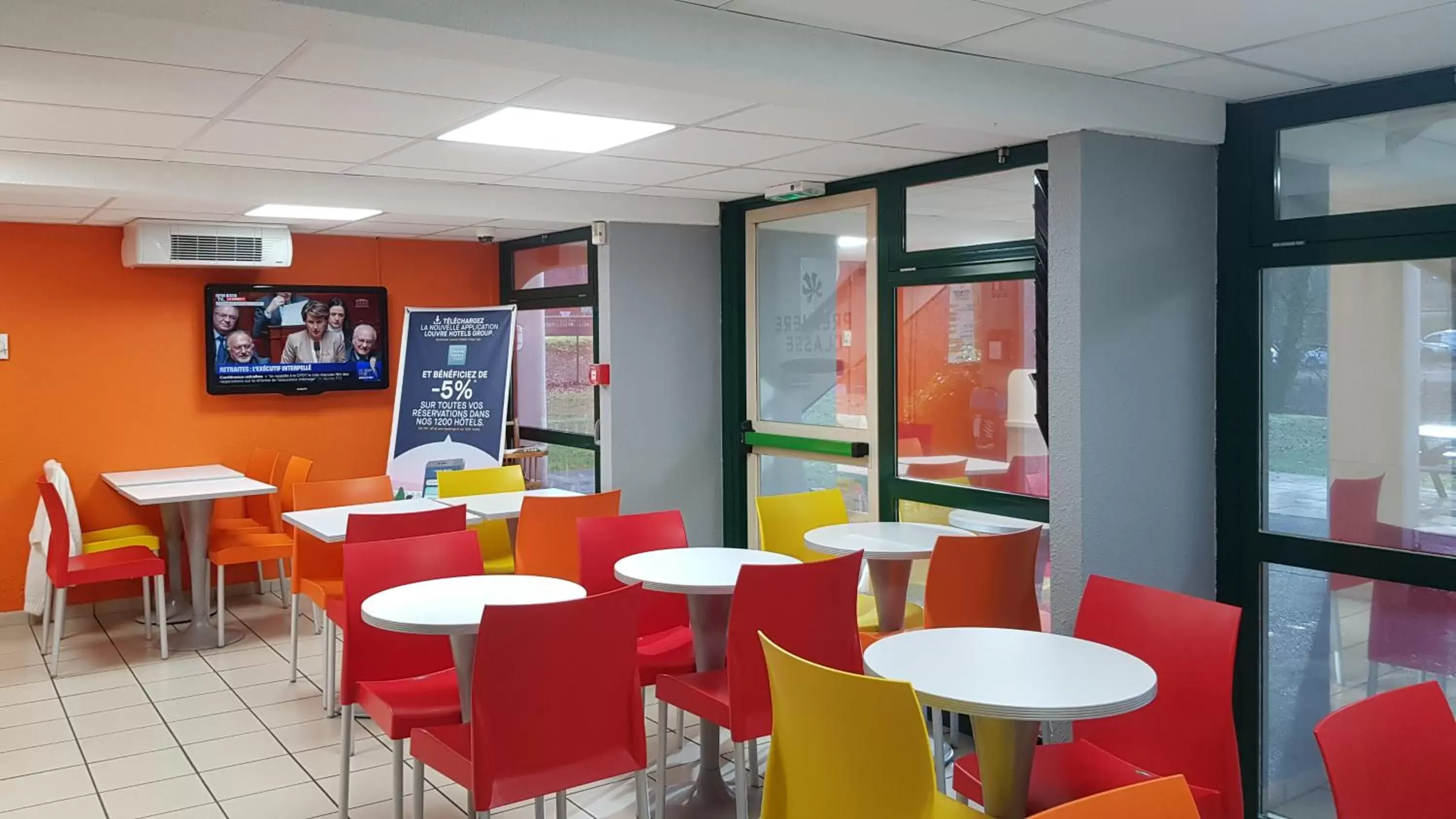 Dining area, Lounge/Bar in Premiere Classe Périgueux - Boulazac