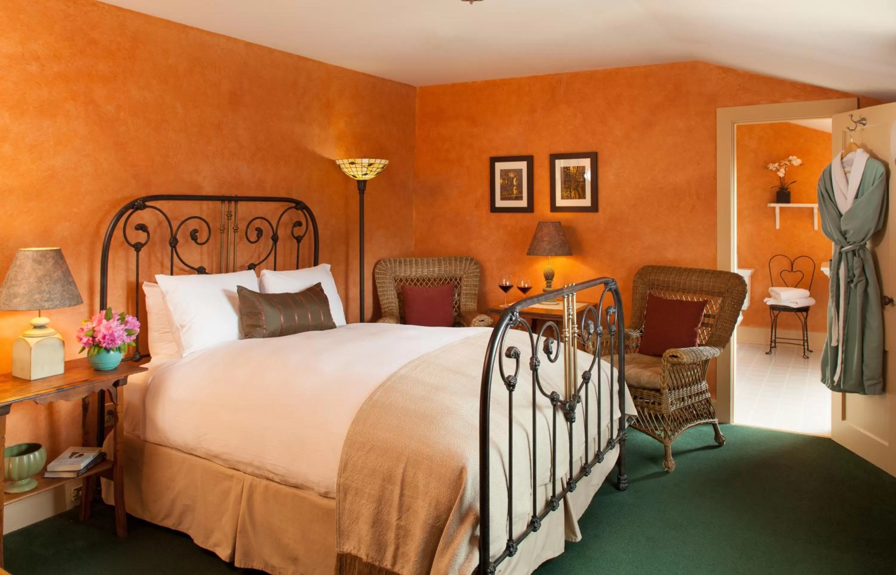 Queen Room in Settlers Inn