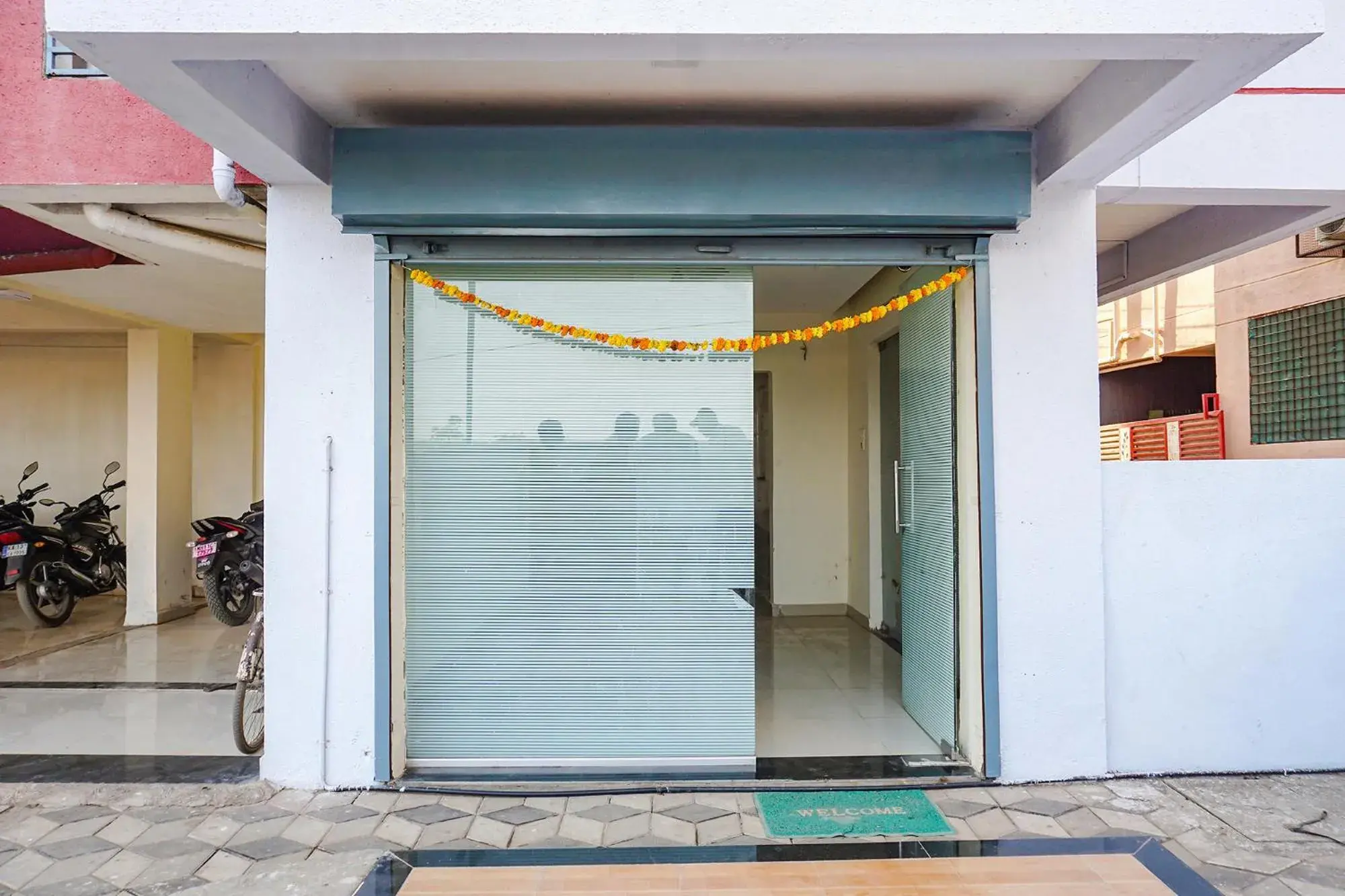 Facade/entrance in OYO Flagship Lakeview