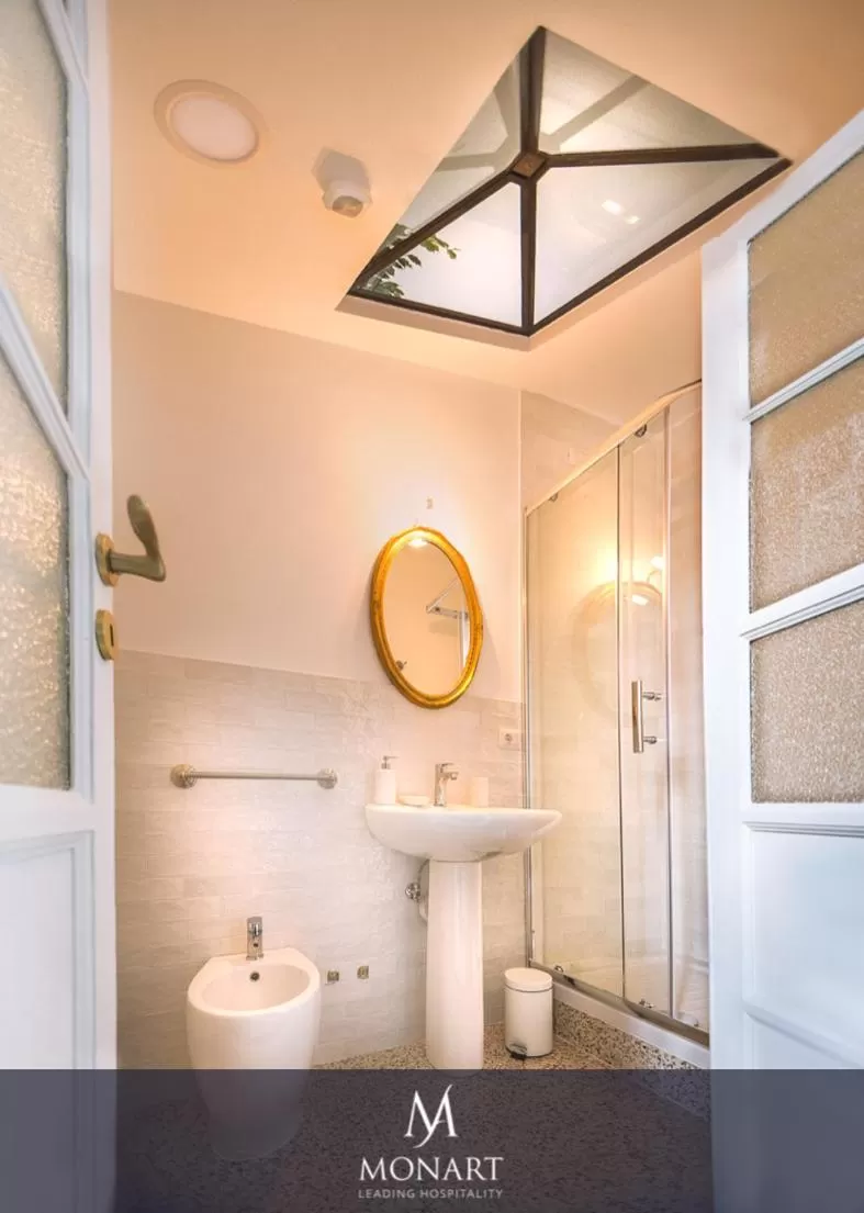 Bathroom in MONART HOSPITALITY Cavour