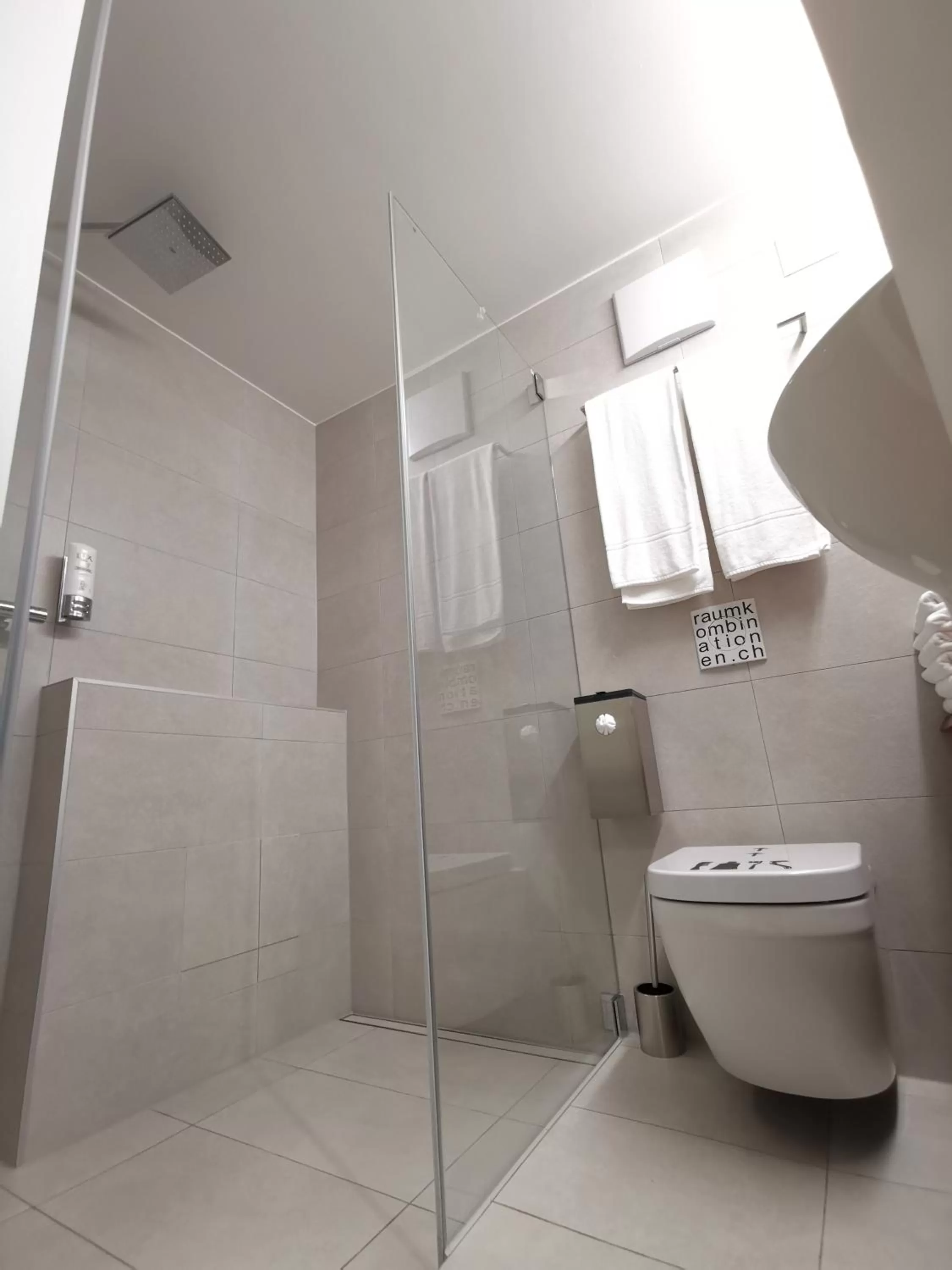 Shower in Boutique Hotel BS16 before Bern City Parking gratis