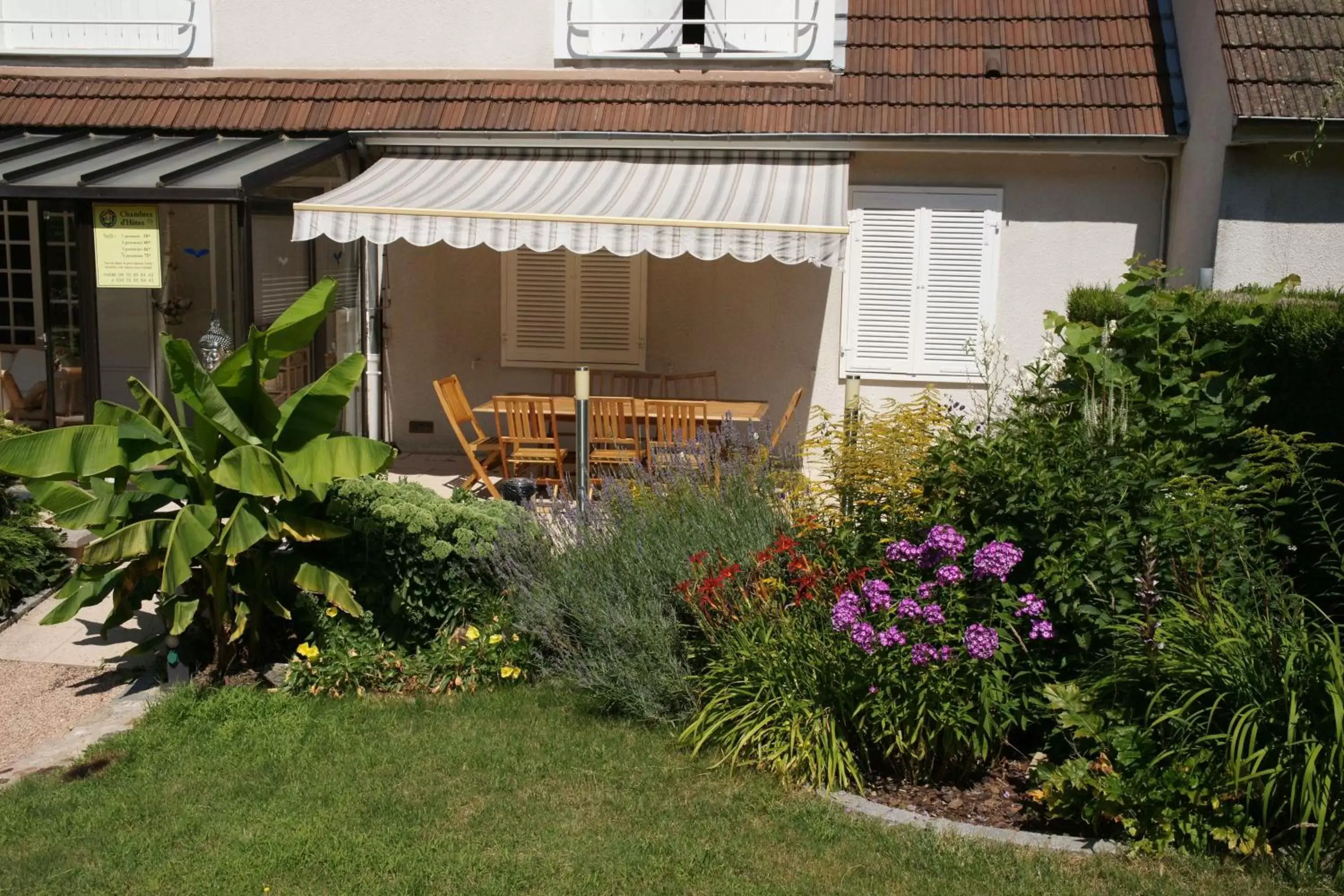 Garden, Property Building in Chambres d'hotes à Autun