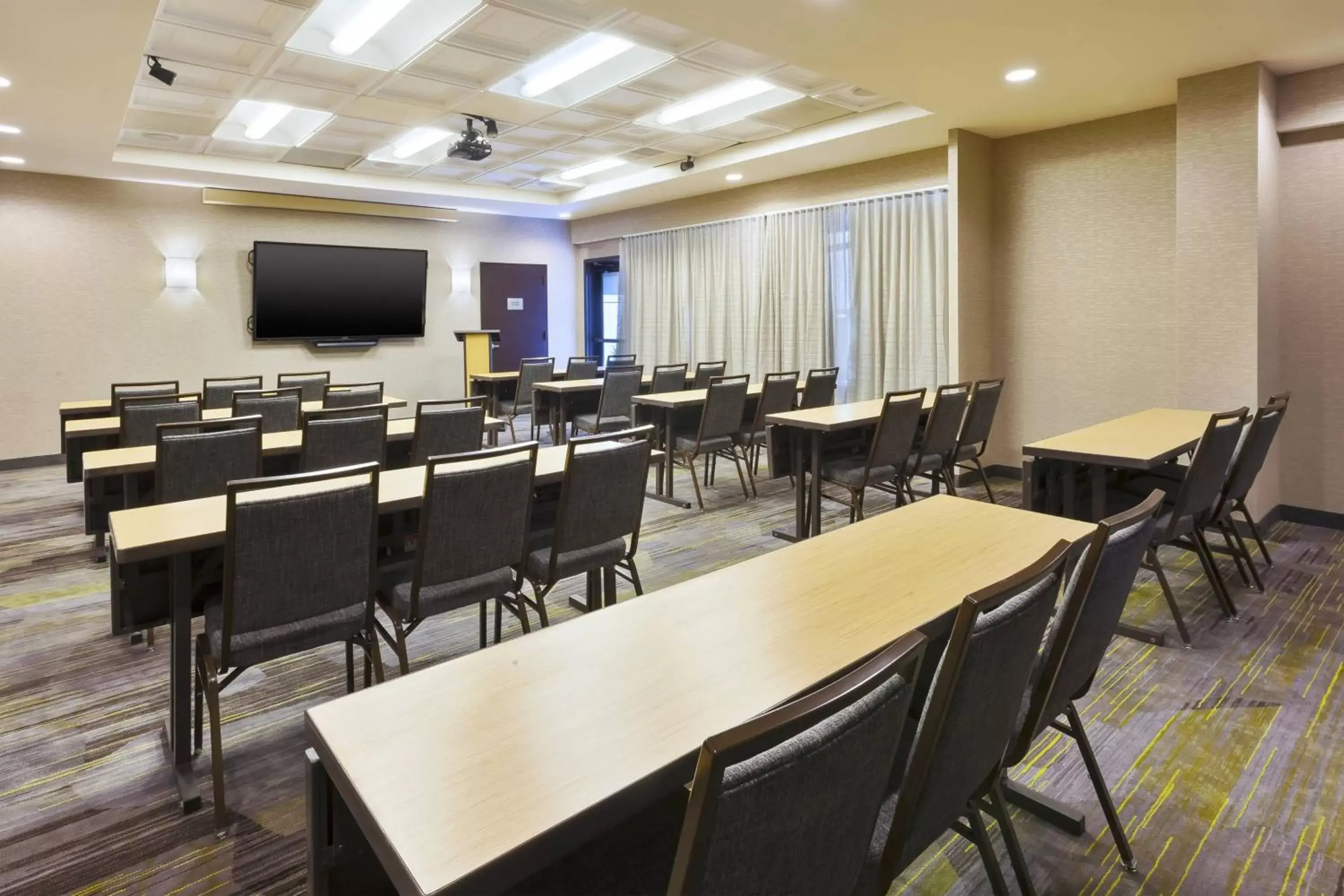 Meeting/conference room in Courtyard by Marriott Secaucus Meadowlands