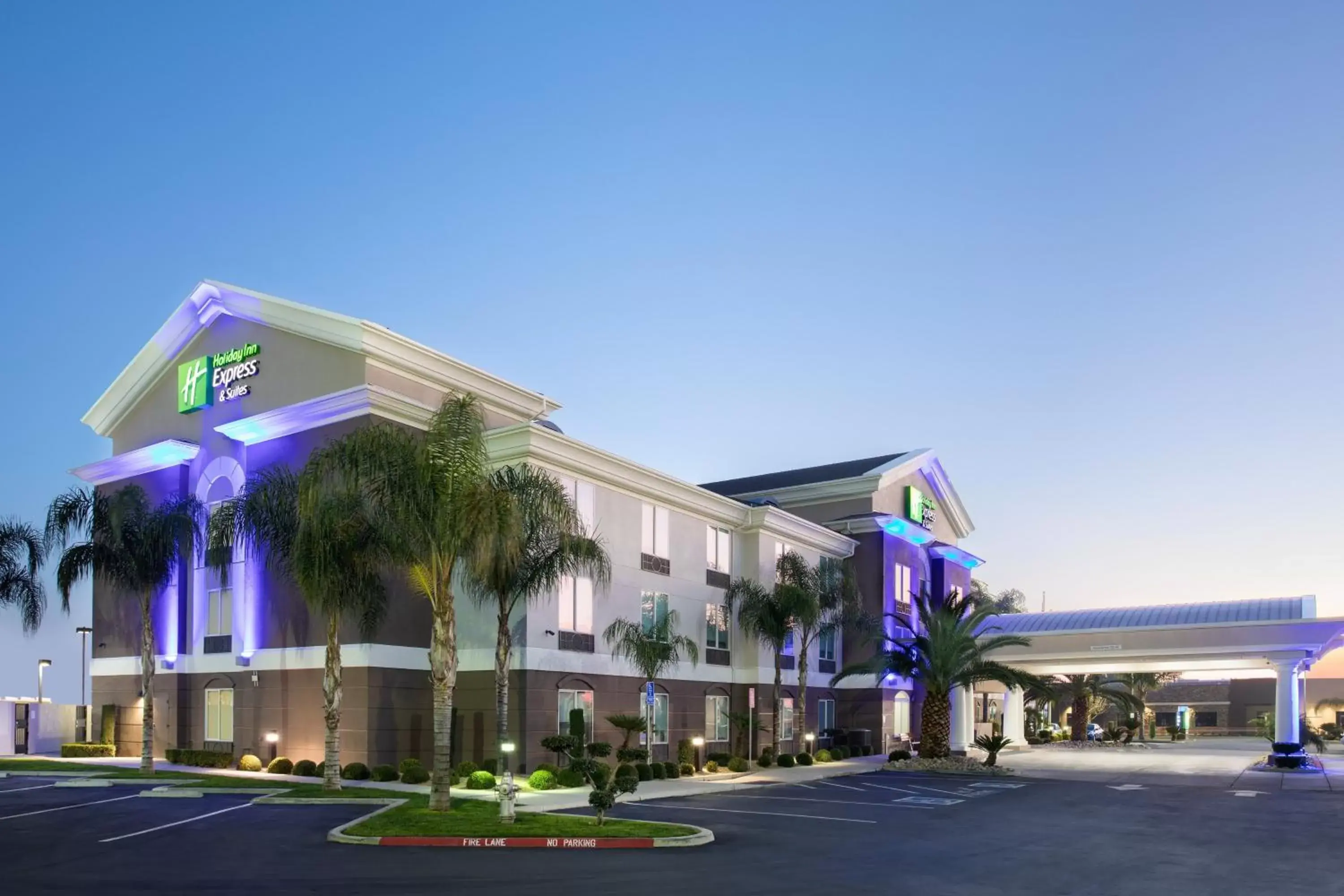 Property building in Holiday Inn Express & Suites Yosemite Park Area by IHG Property building in Holiday Inn Express & Suites Yosemite Park Area by IHG