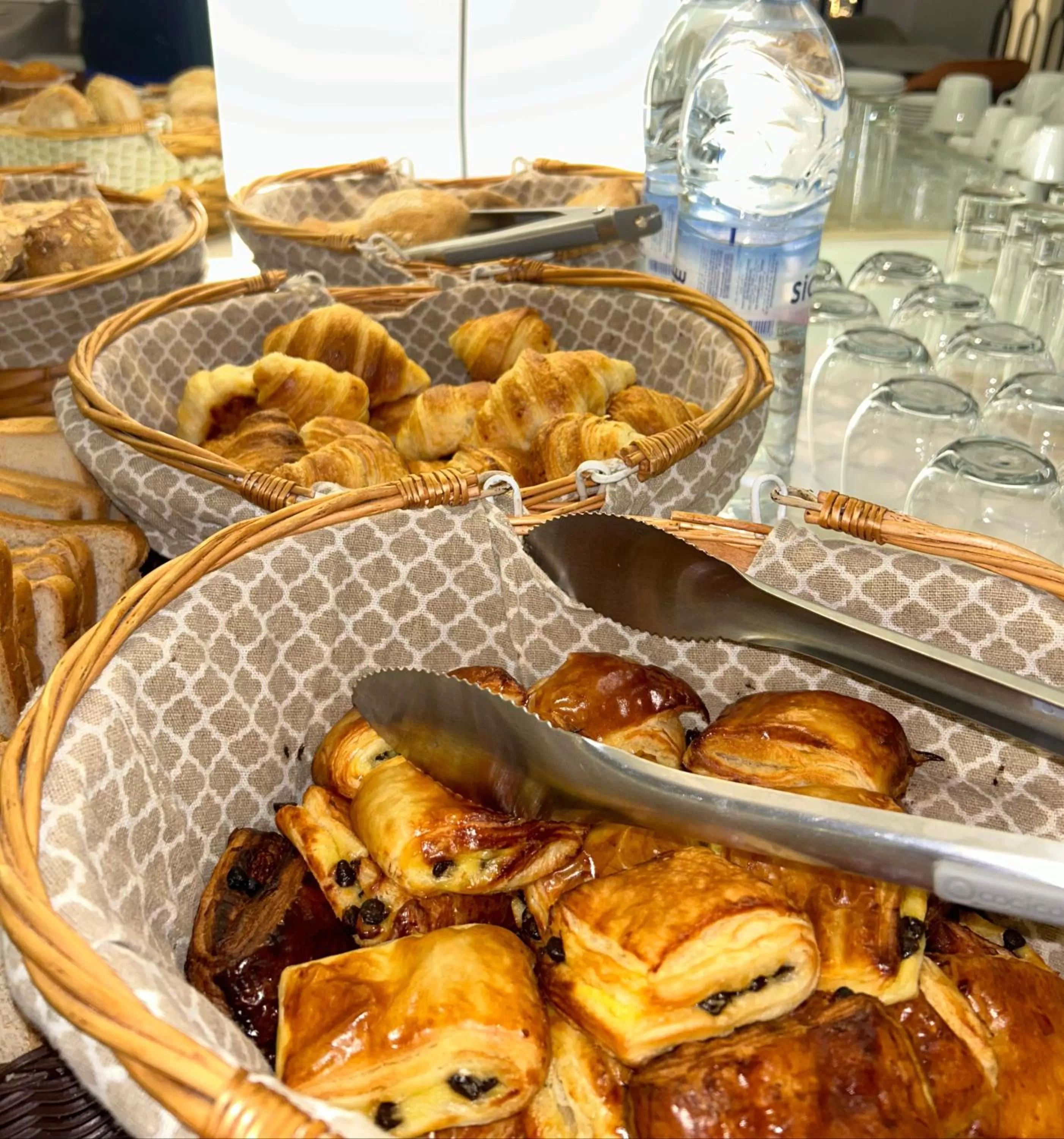 Buffet breakfast in Le M Hôtel