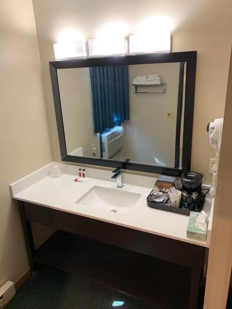 Bathroom in Super 8 by Wyndham Huron