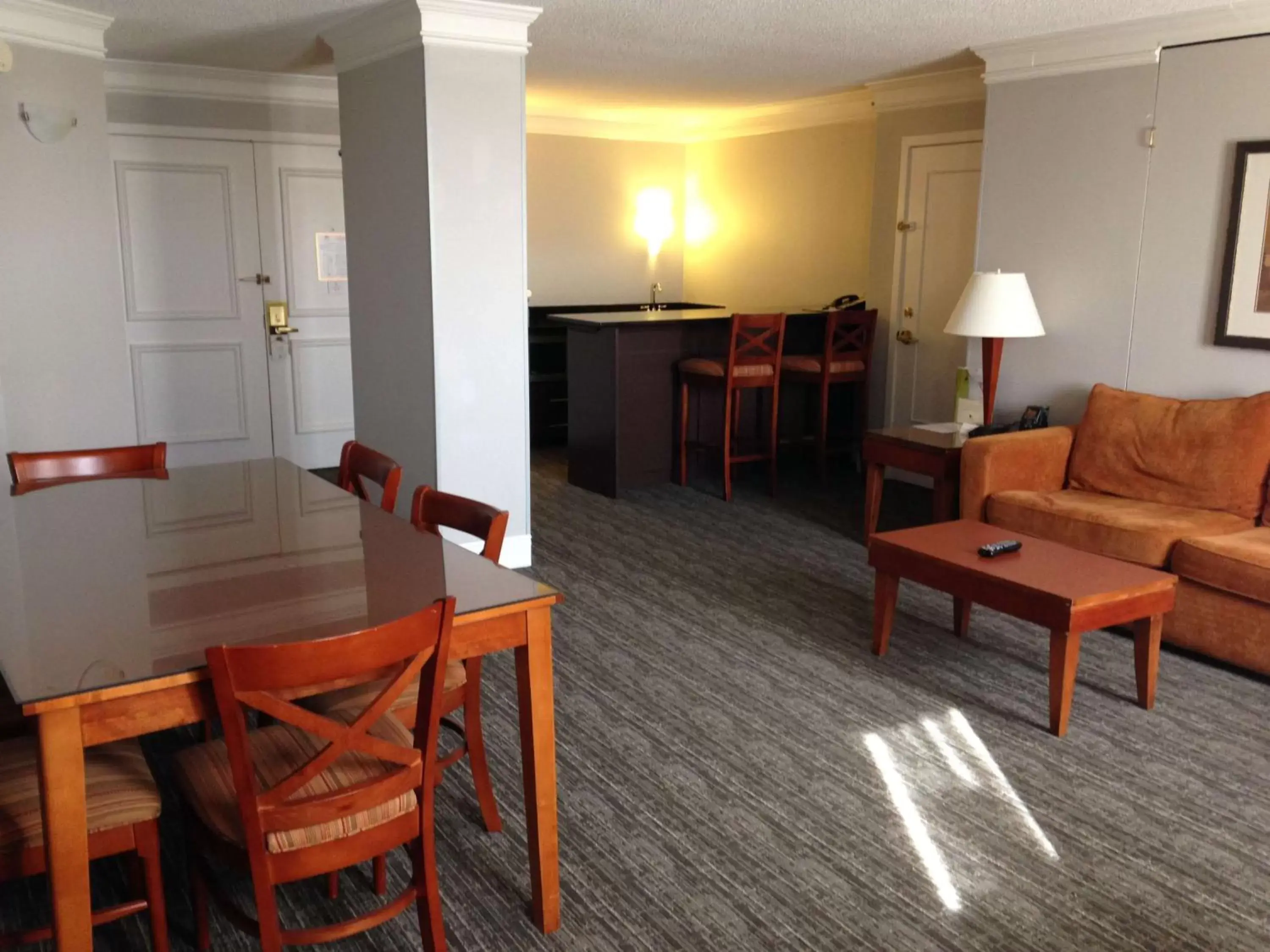 Living room, Dining Area in DoubleTree by Hilton Minneapolis Park Place