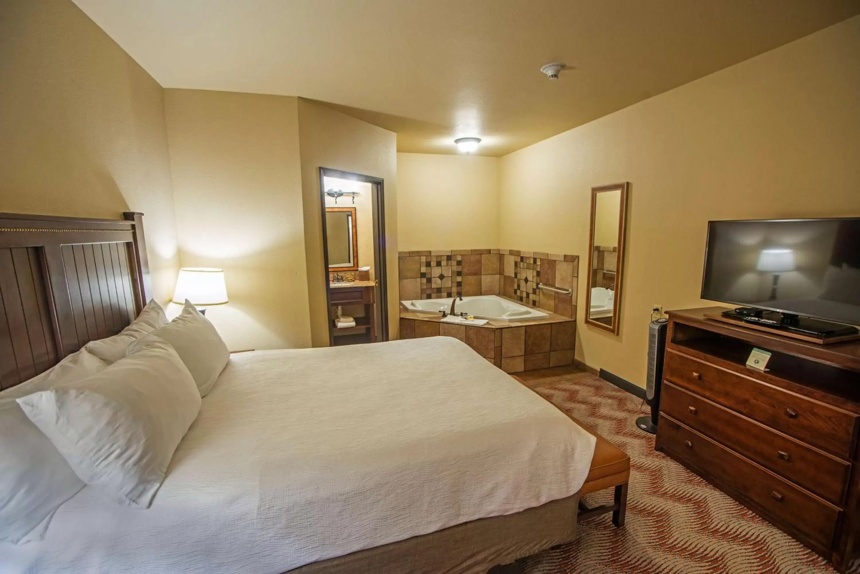 Bathroom, Bed in Best Western PLUS Cimarron Hotel & Suites