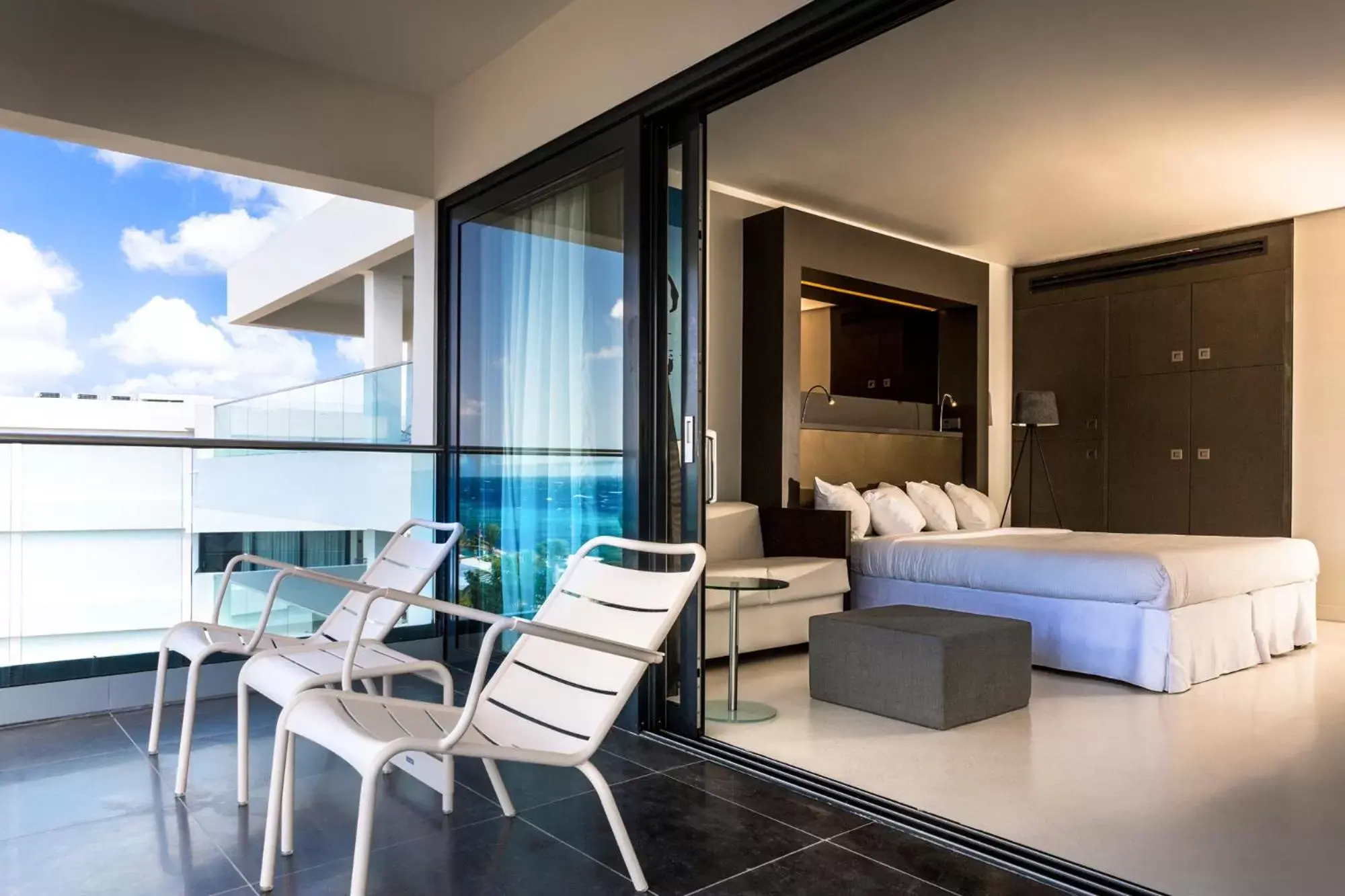 Bed, Balcony/Terrace in Papagayo Beach Hotel