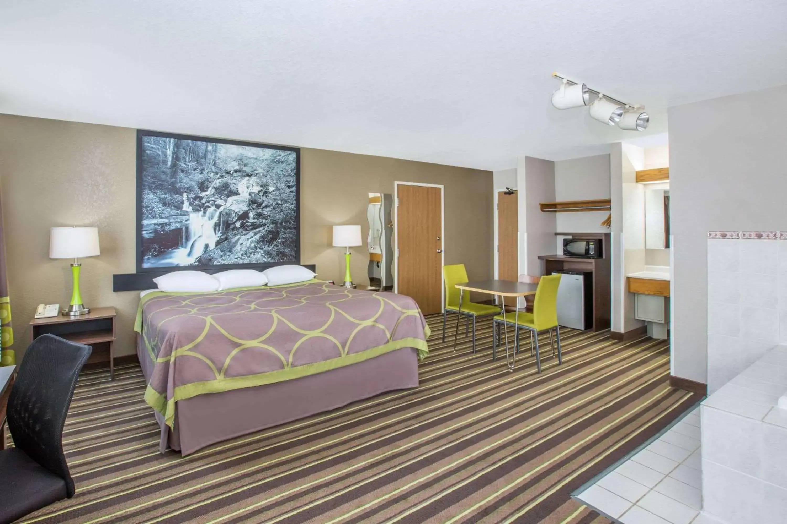 Photo of the whole room, Bed in Super 8 by Wyndham Brookings