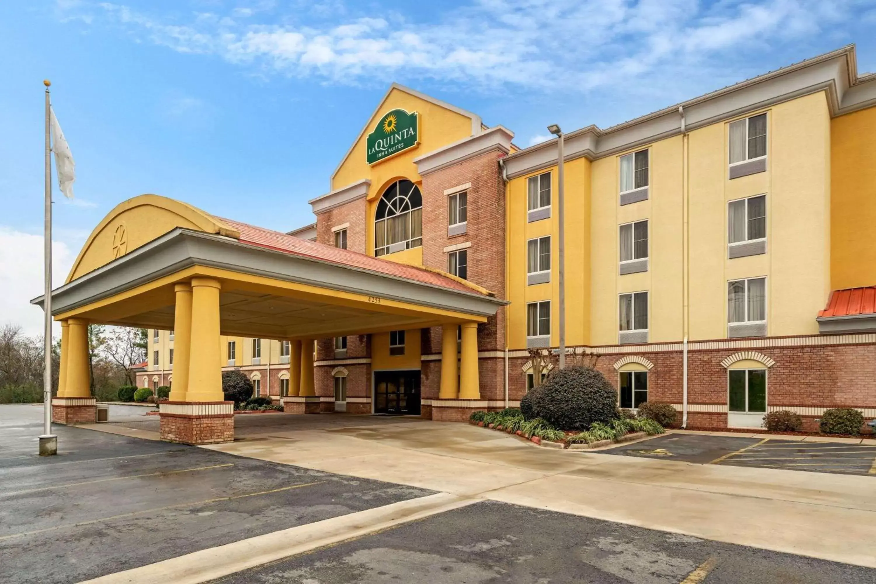 Property Building in La Quinta Inn & Suites by Wyndham Hot Springs