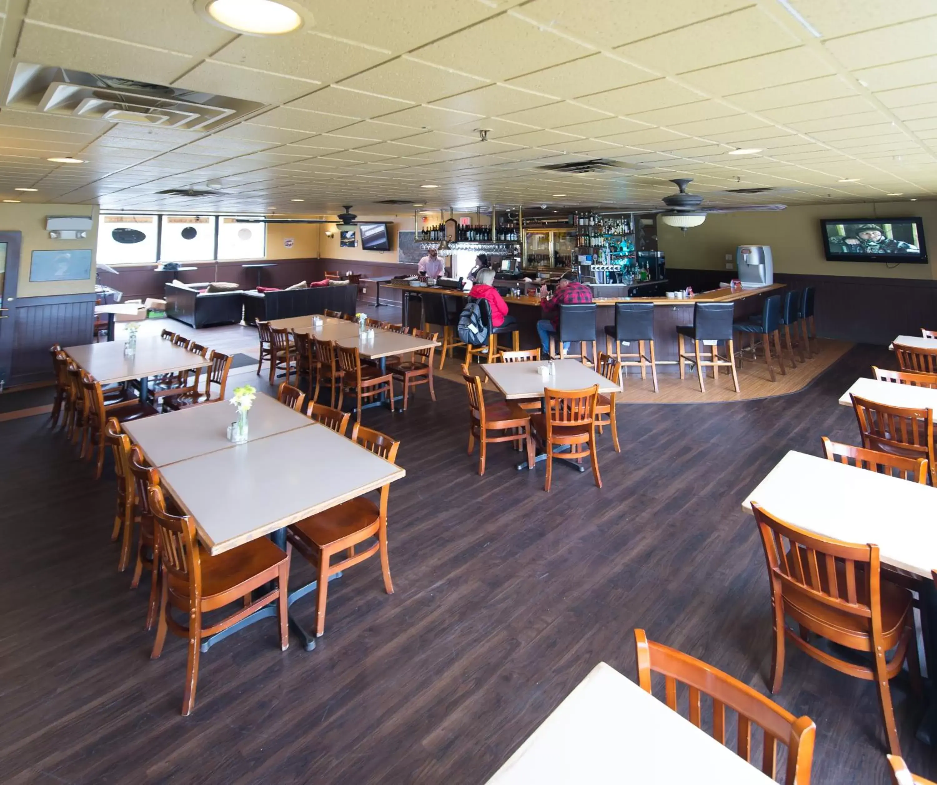 Lounge or bar in Ramada by Wyndham Juneau Lounge or bar in Ramada by Wyndham Juneau