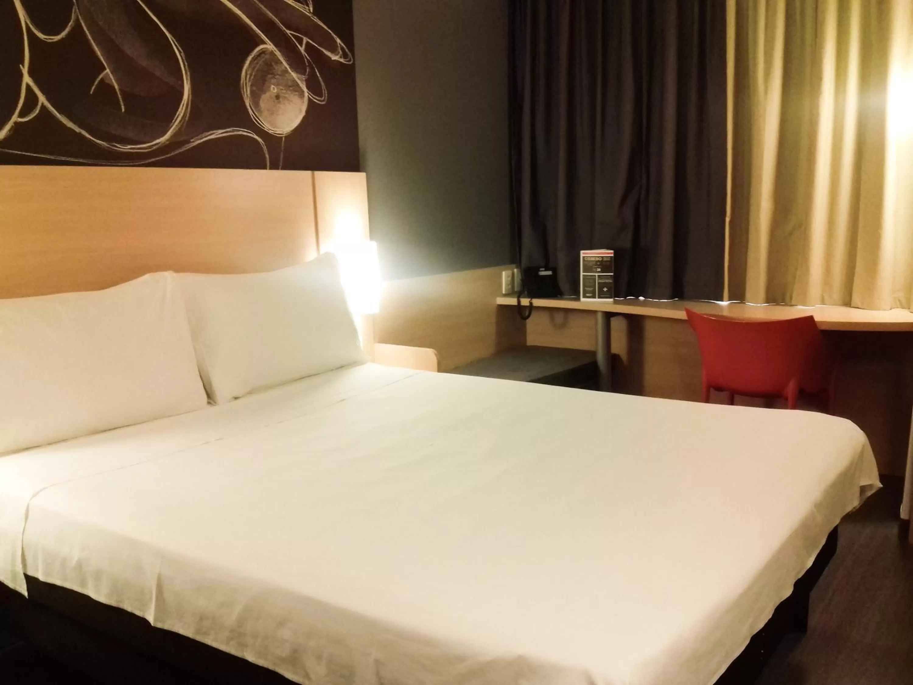 Bedroom, Bed in ibis Jatai