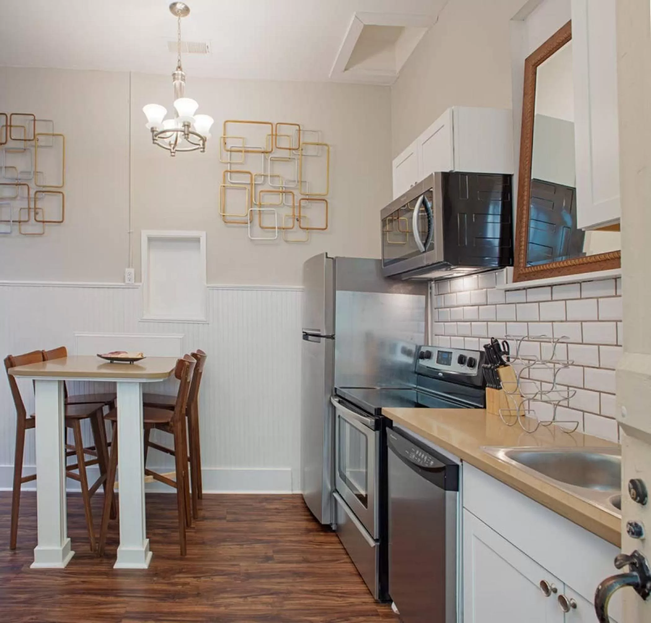 Kitchen or kitchenette in 101 E Waldburg - Cozy Cottage just off of Forsyth Park