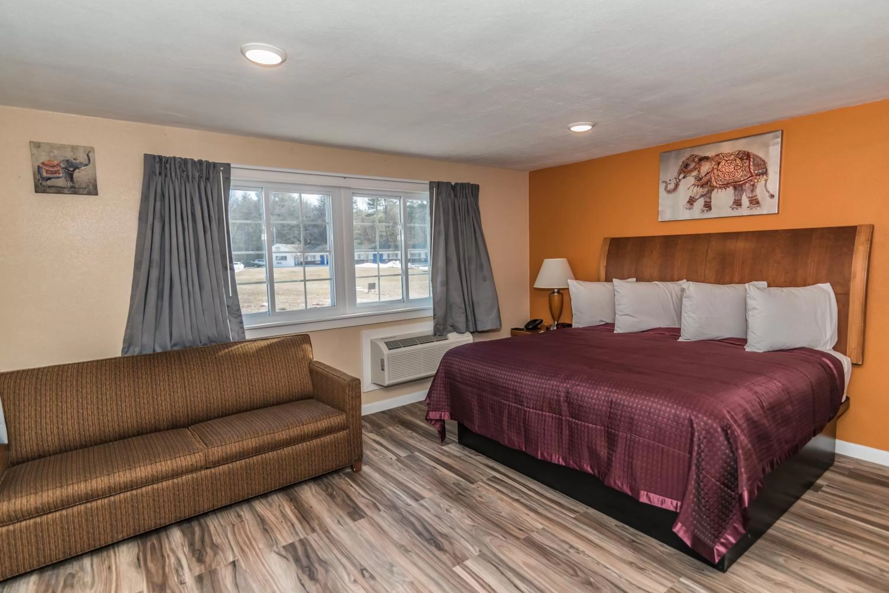 Bed in The Minuteman Inn Acton Concord Littleton