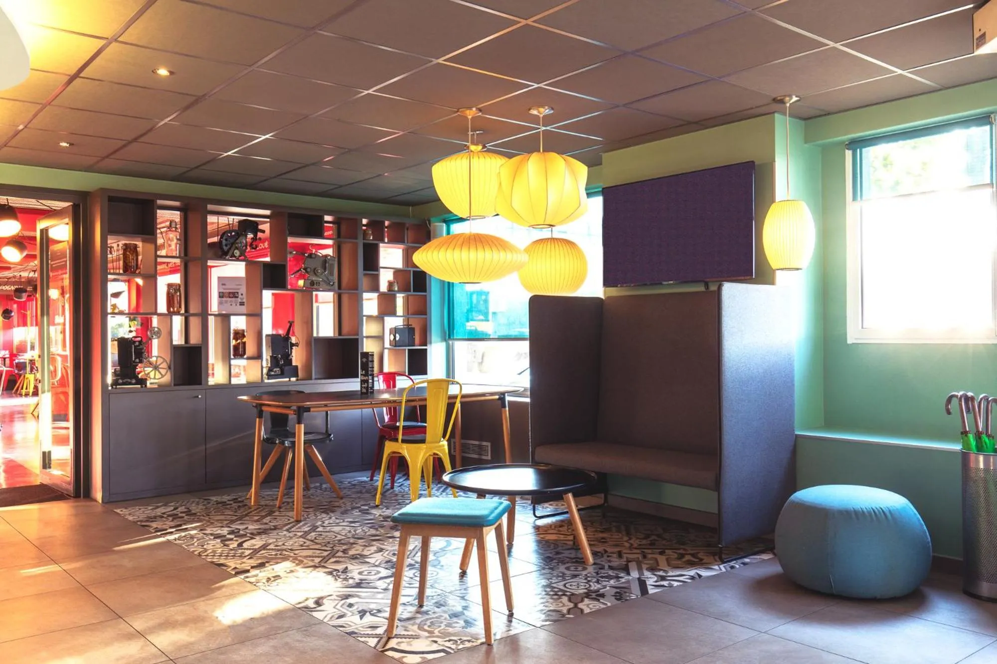 Lounge or bar in ibis Styles Lyon Centre Confluence