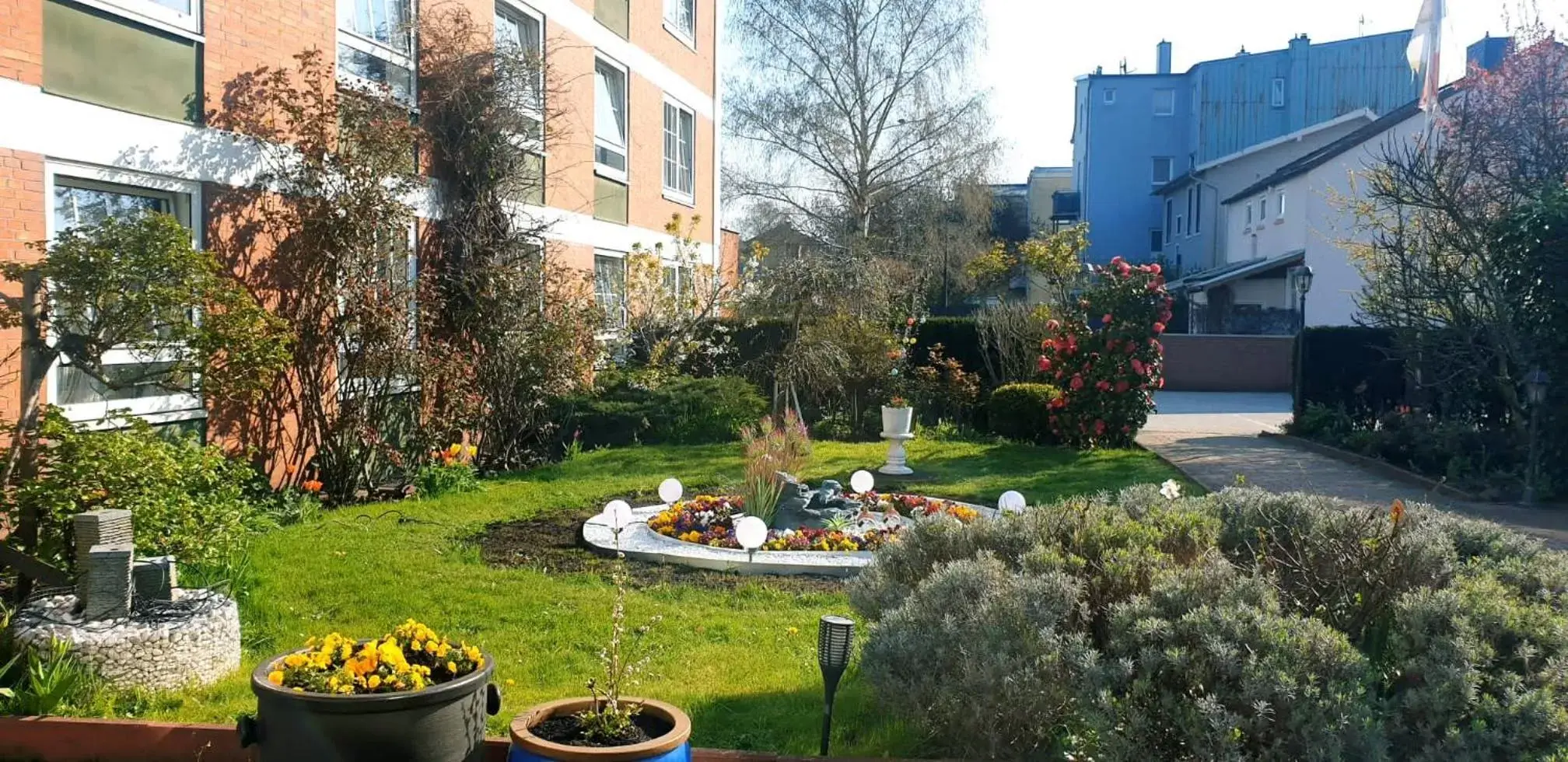 Garden, Property Building in Hotel Drei Kronen Elmshorn