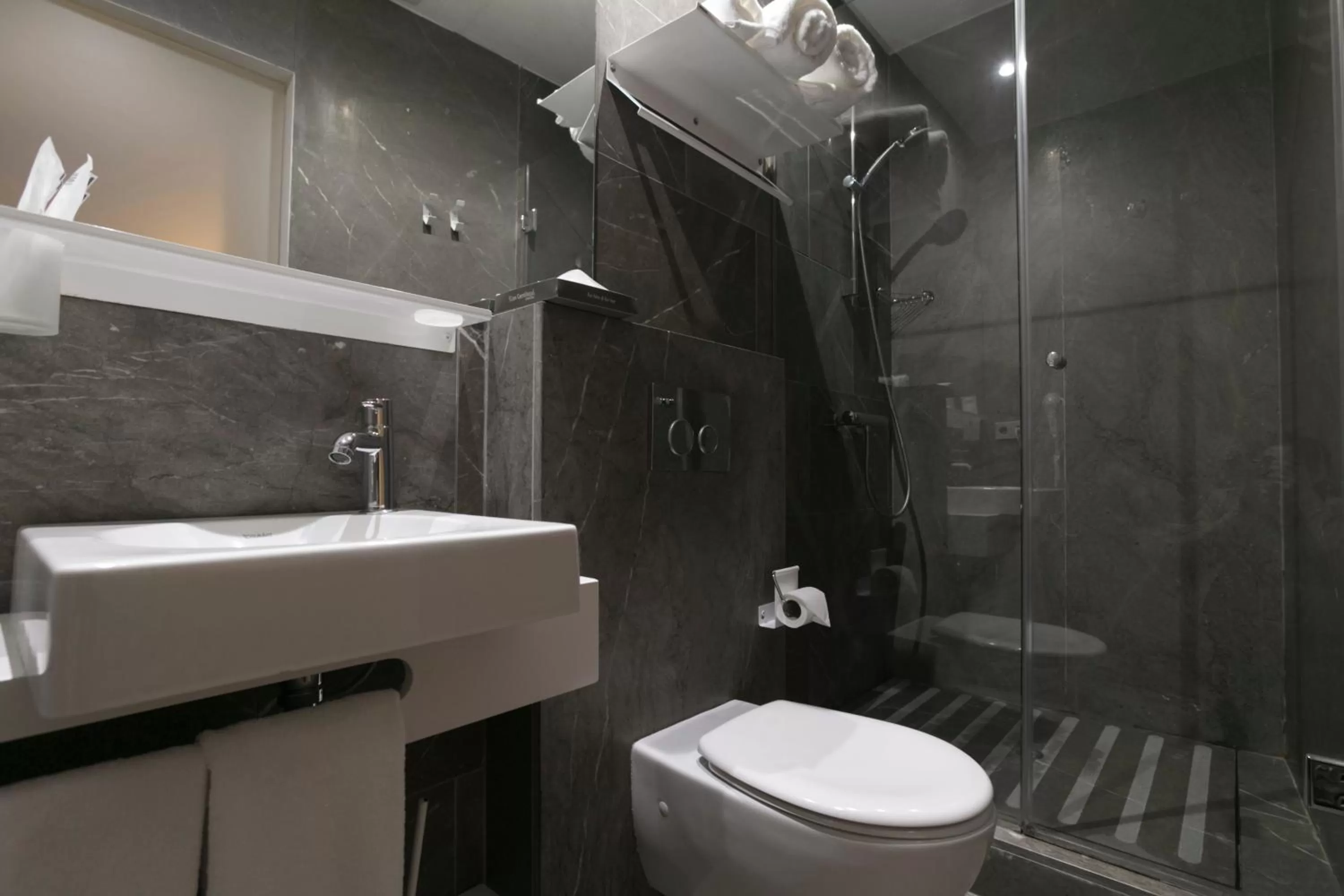 Shower in Shine Albayzín