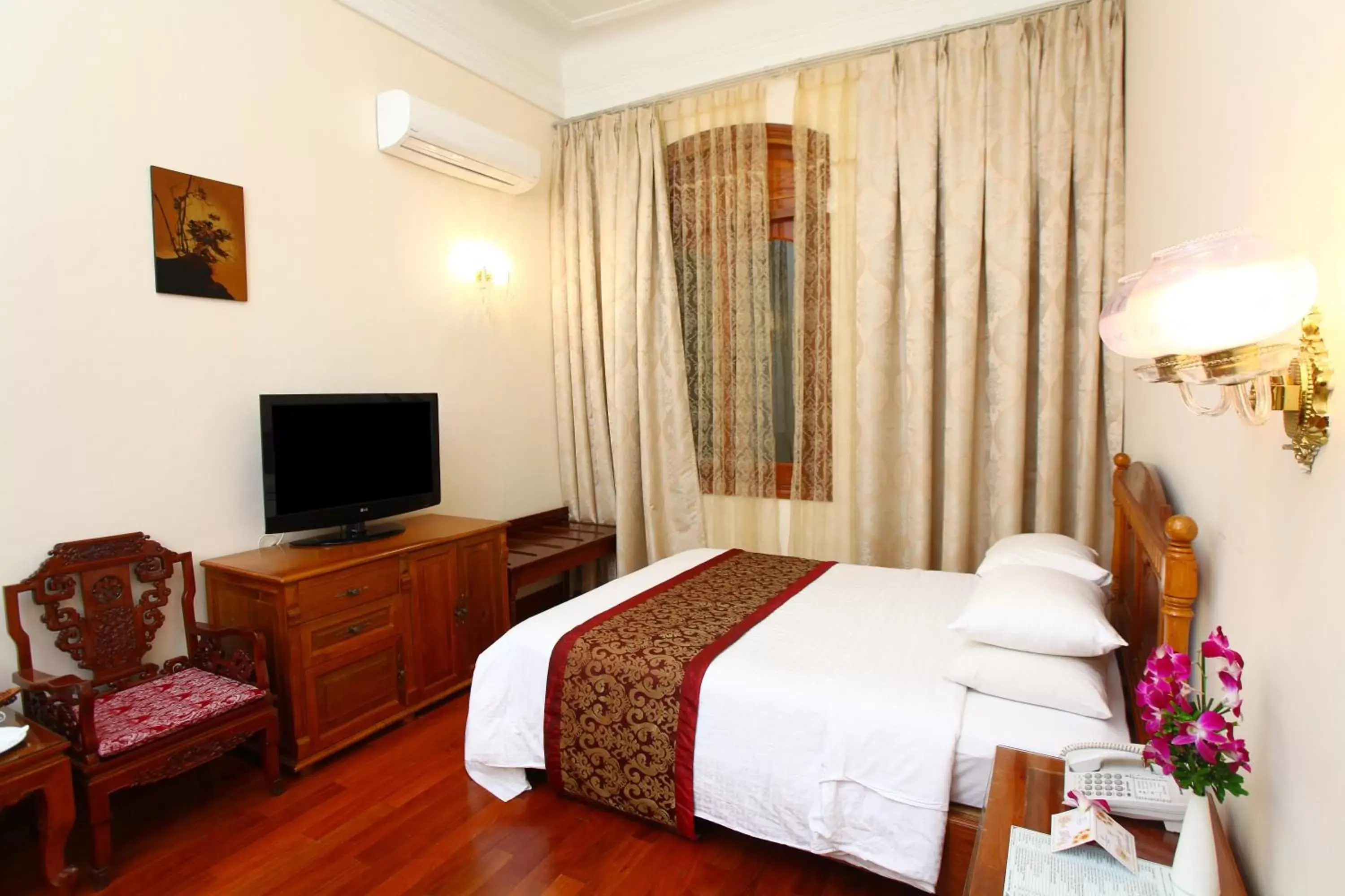 Bed, TV/Entertainment Center in Hotel Continental Saigon