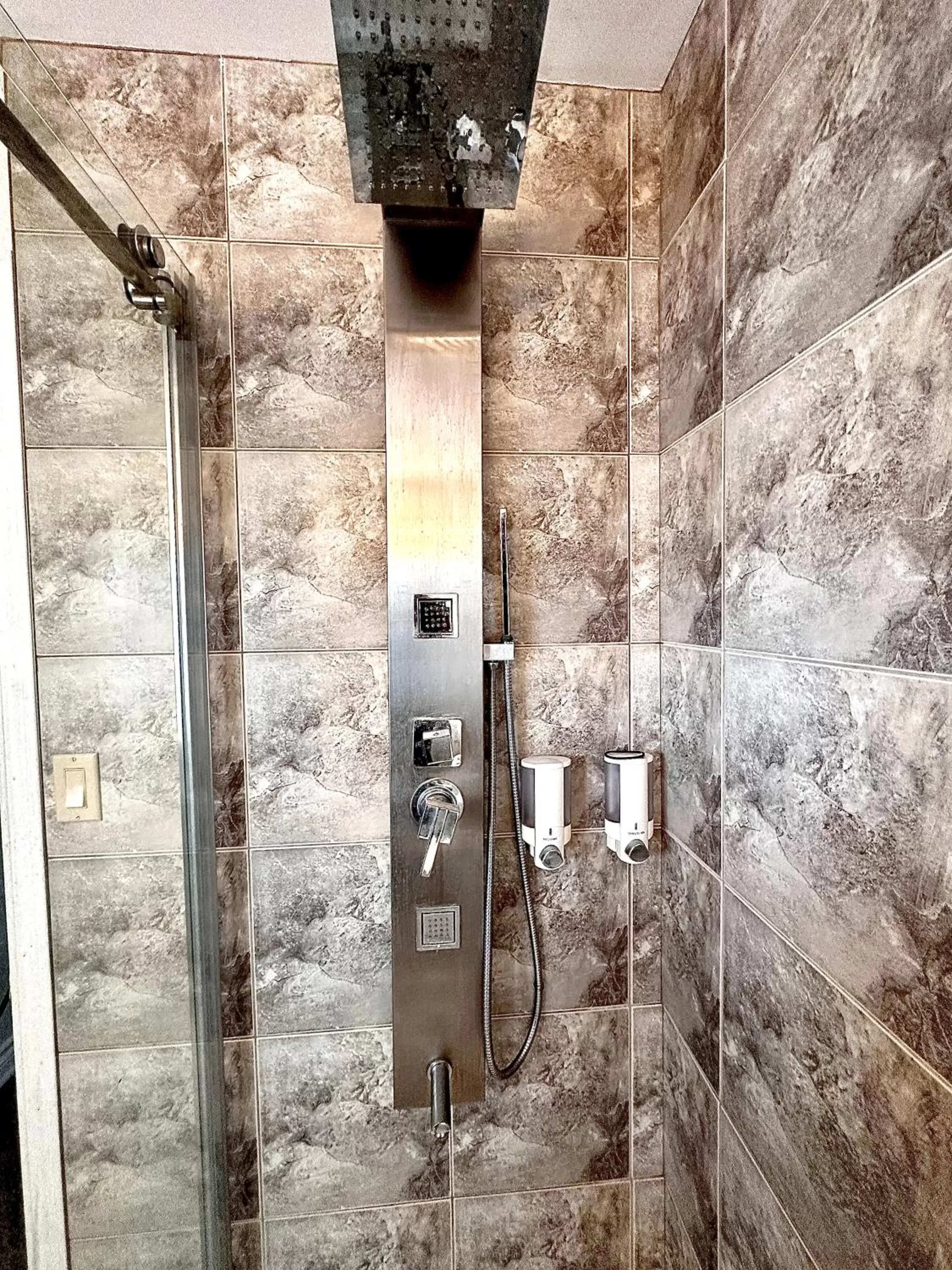 Shower, Bathroom in Settlers Suites