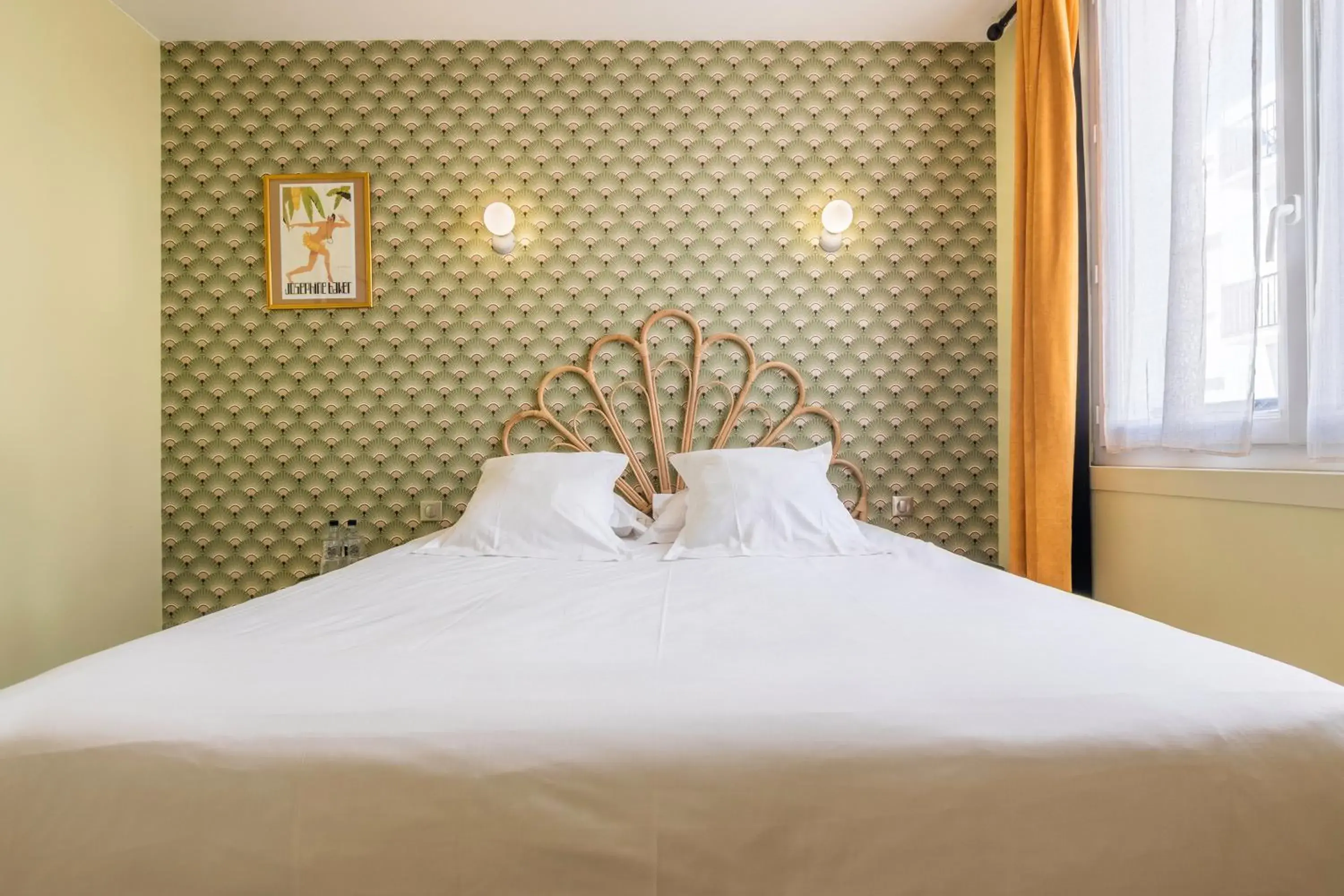 Photo of the whole room, Bed in Hôtel Cosmopolitain