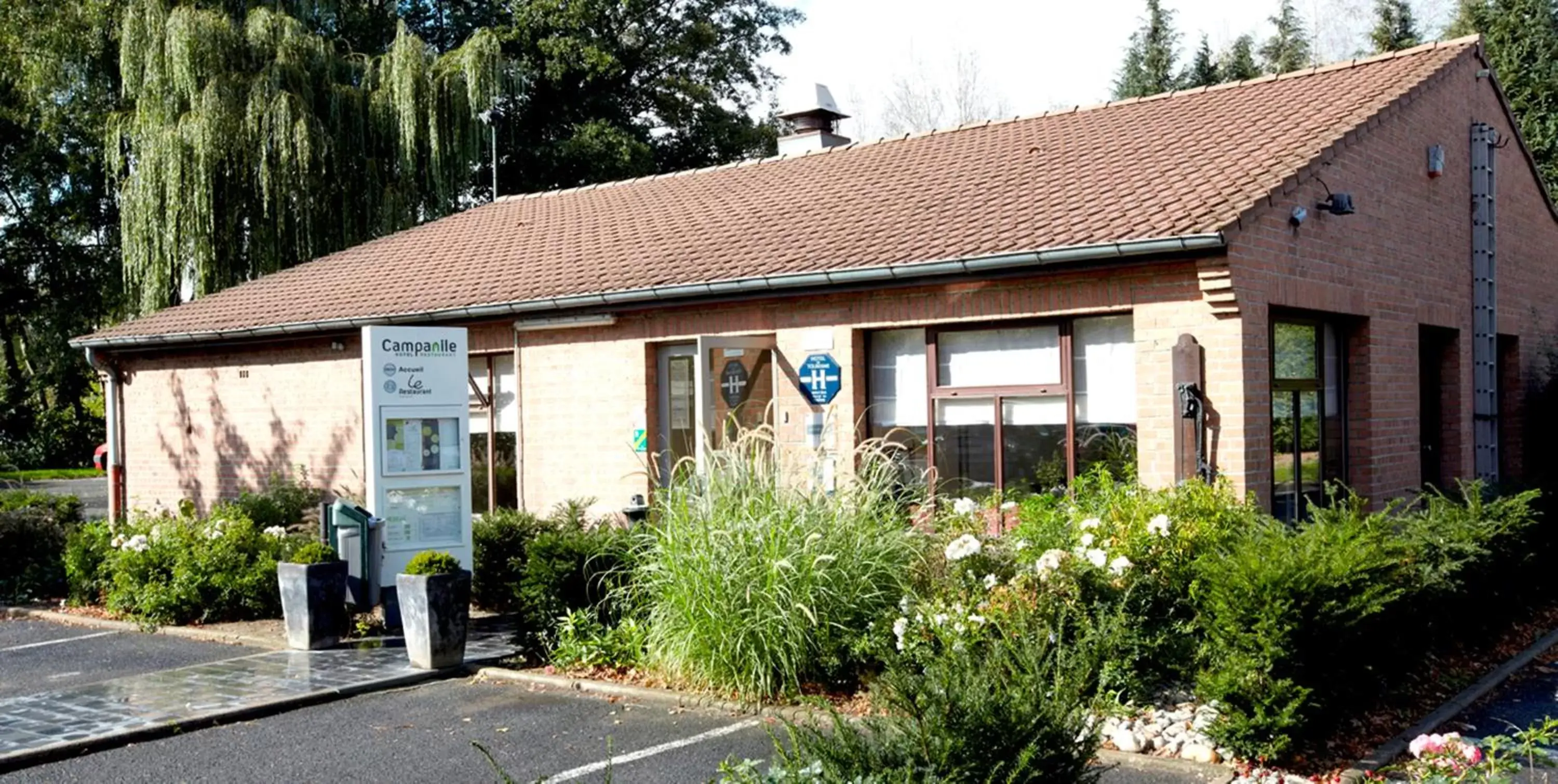 Facade/entrance, Property Building in Campanile Lille Est - Villeneuve D'ascq