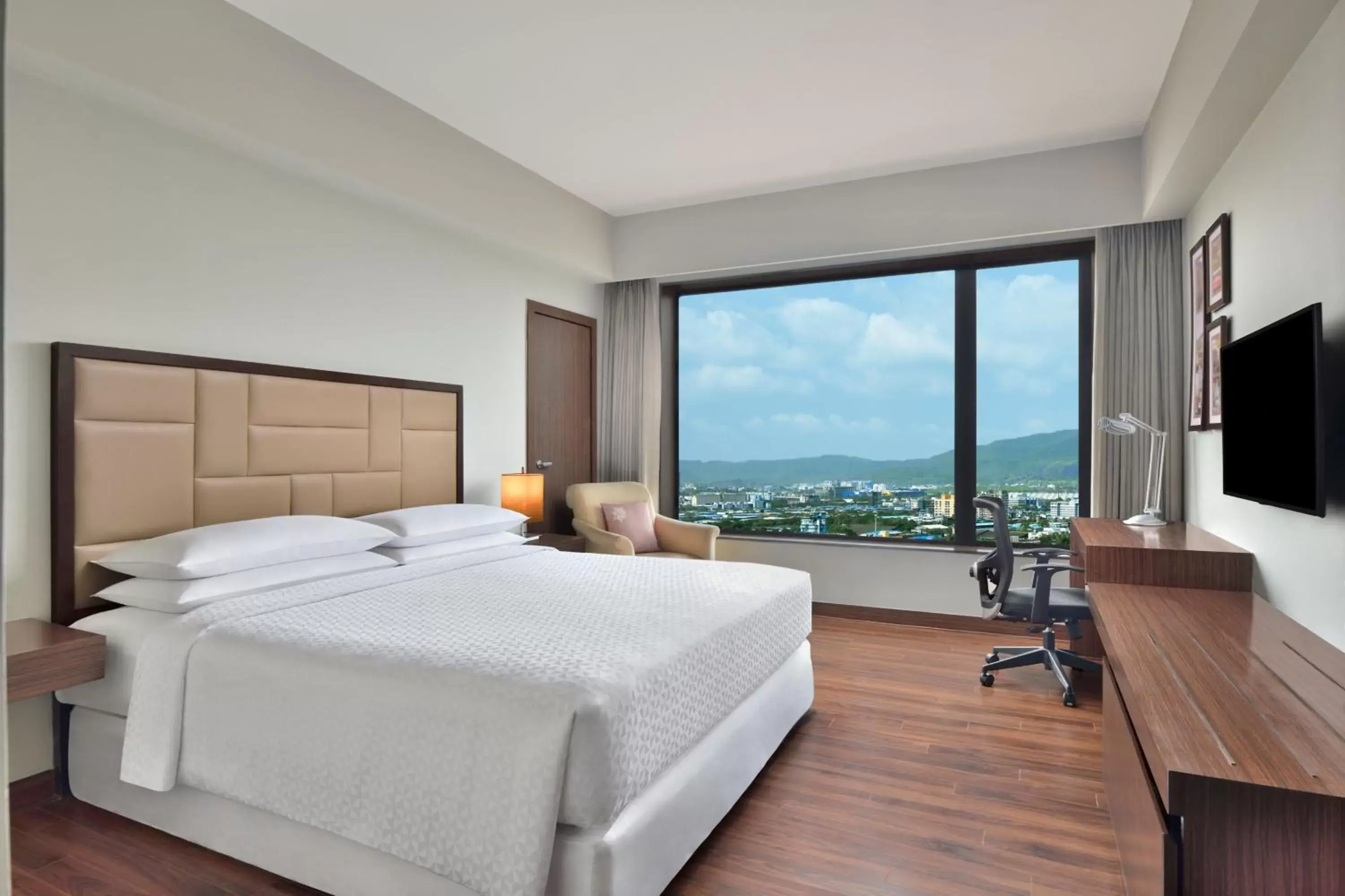 Photo of the whole room, Mountain View in Four Points by Sheraton Navi Mumbai, Vashi