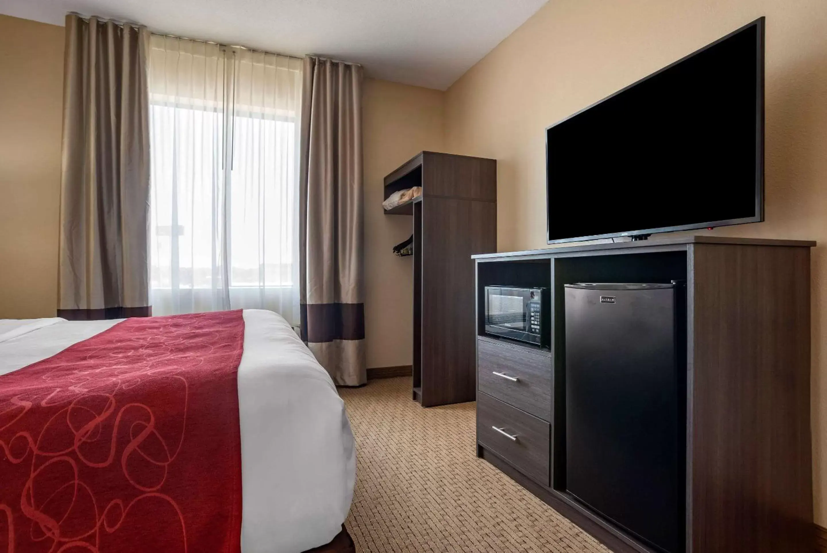 Bedroom, TV/Entertainment Center in Comfort Suites Mobile West/Tillmans Corner