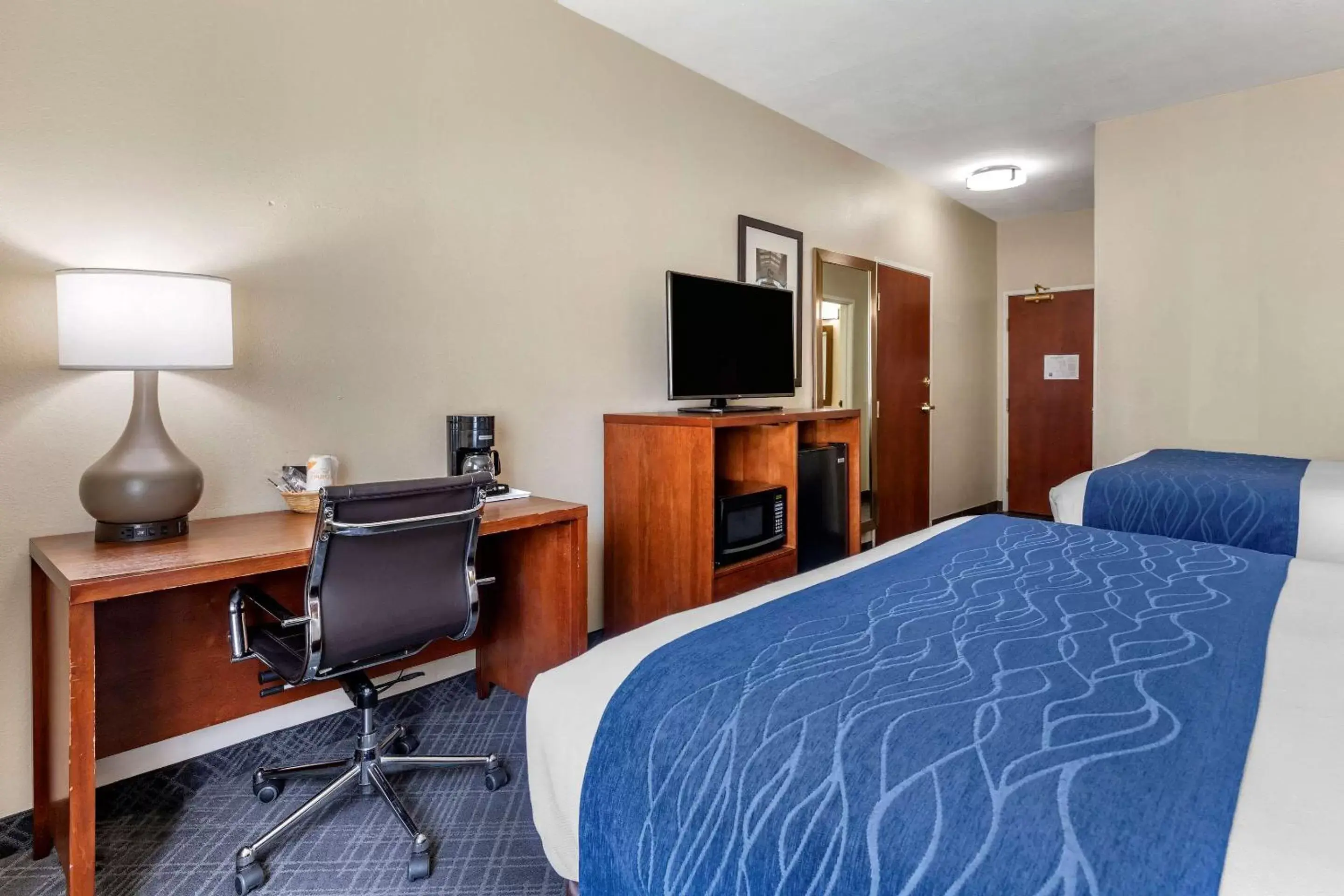 Photo of the whole room, TV/Entertainment Center in Comfort Inn Oklahoma City