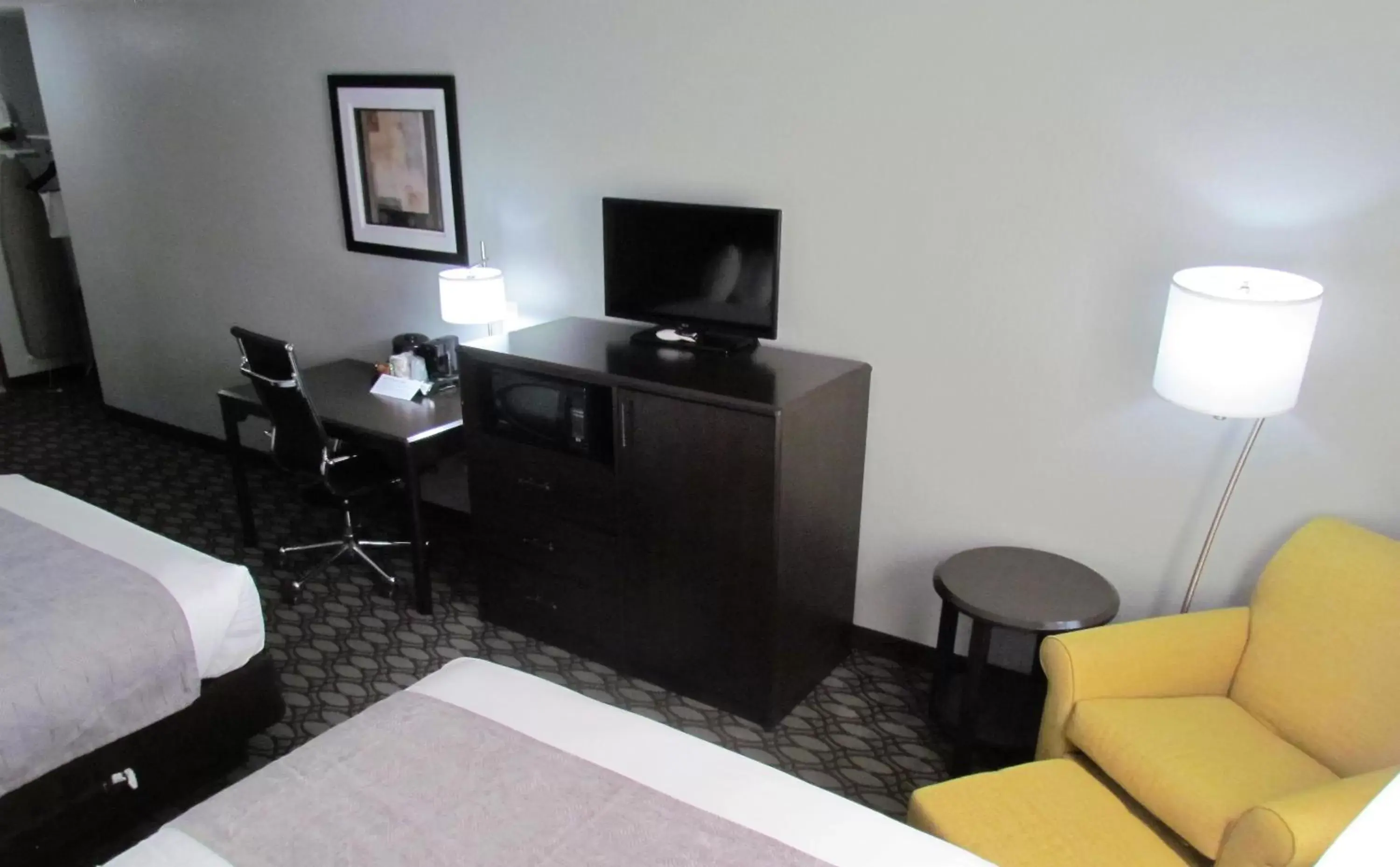 TV and multimedia, TV/Entertainment Center in Oak Hill Inn & Suites