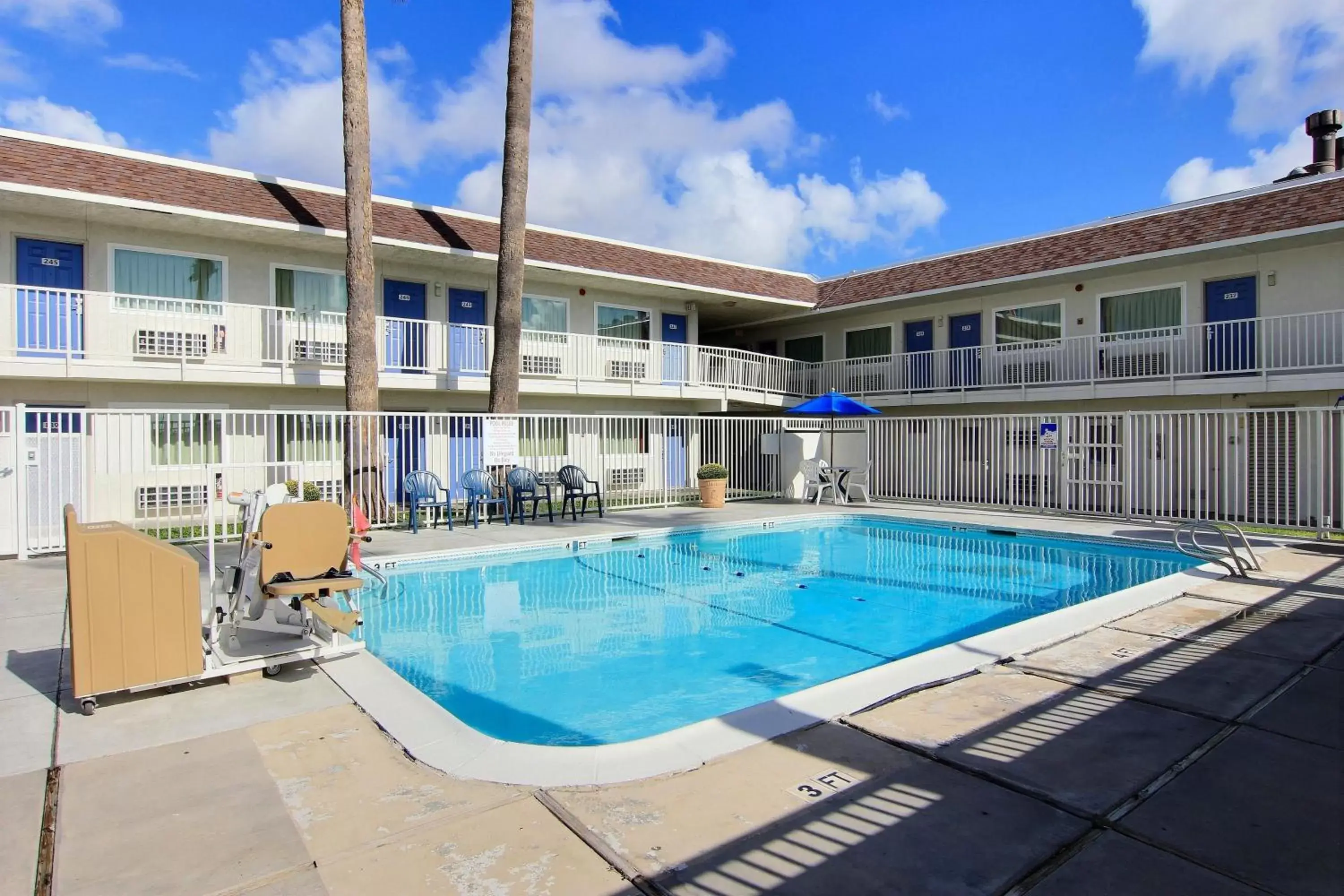 Swimming pool, Property Building in Motel 6-Corpus Christi, TX - East - North Padre Island