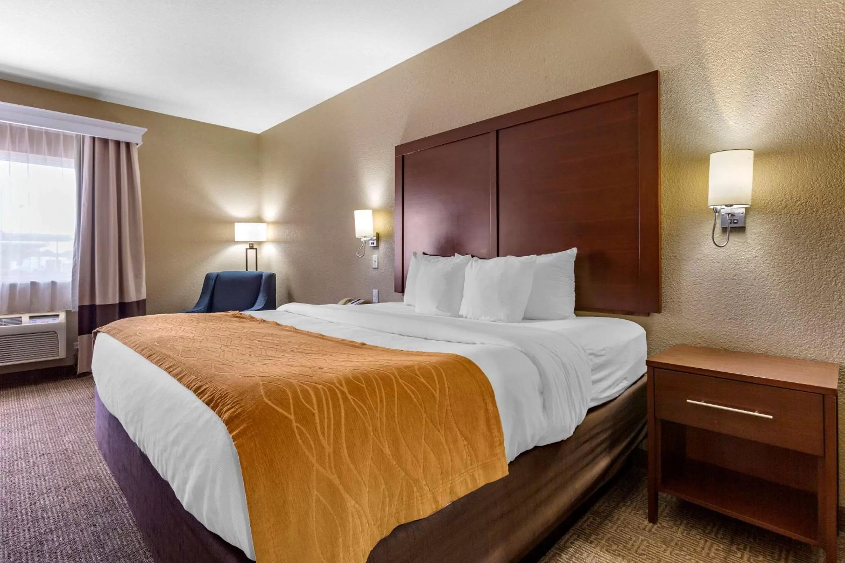 Photo of the whole room, Bed in Comfort Inn & Suites