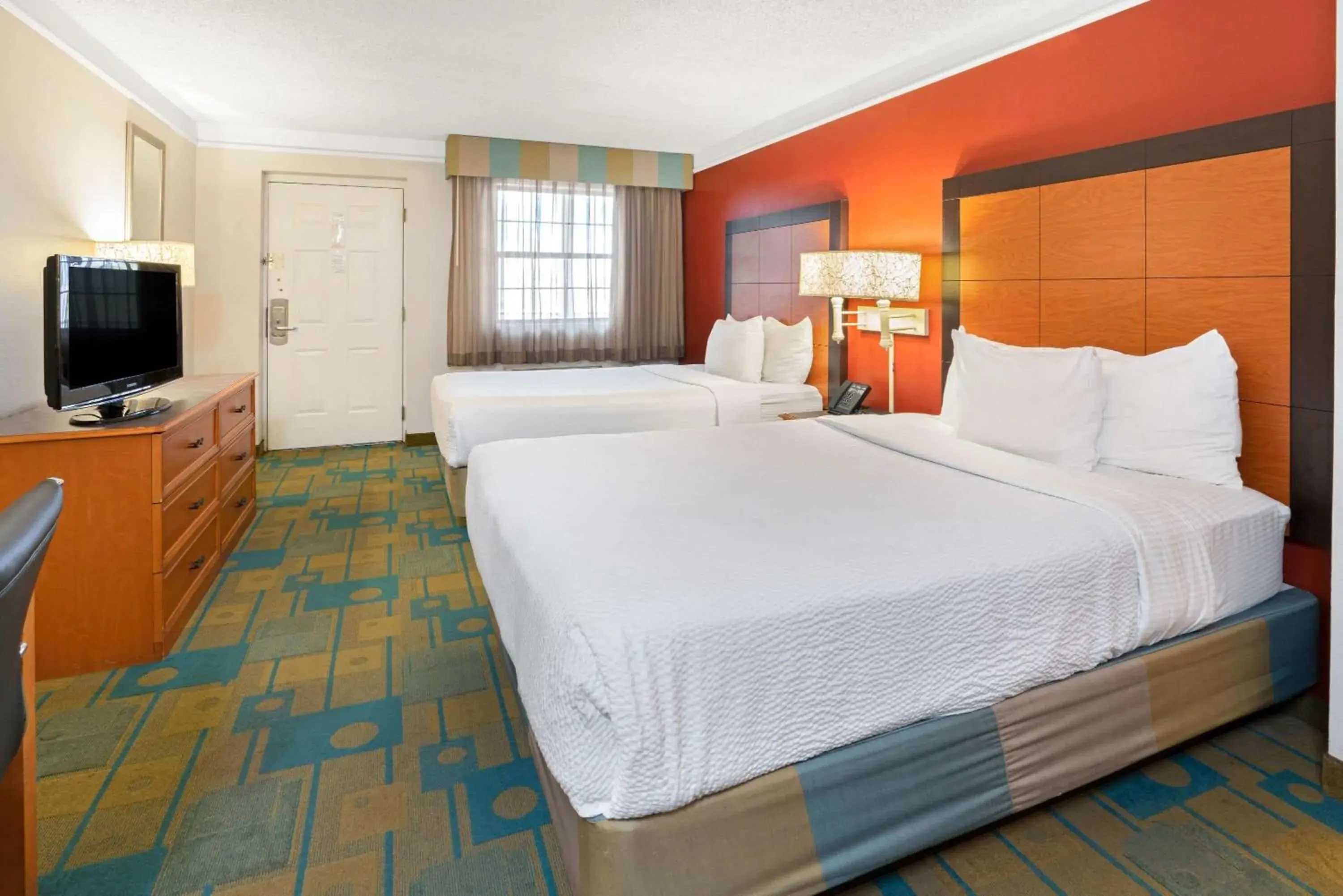 Photo of the whole room, Bed in La Quinta Inn by Wyndham Phoenix Sky Harbor Airport