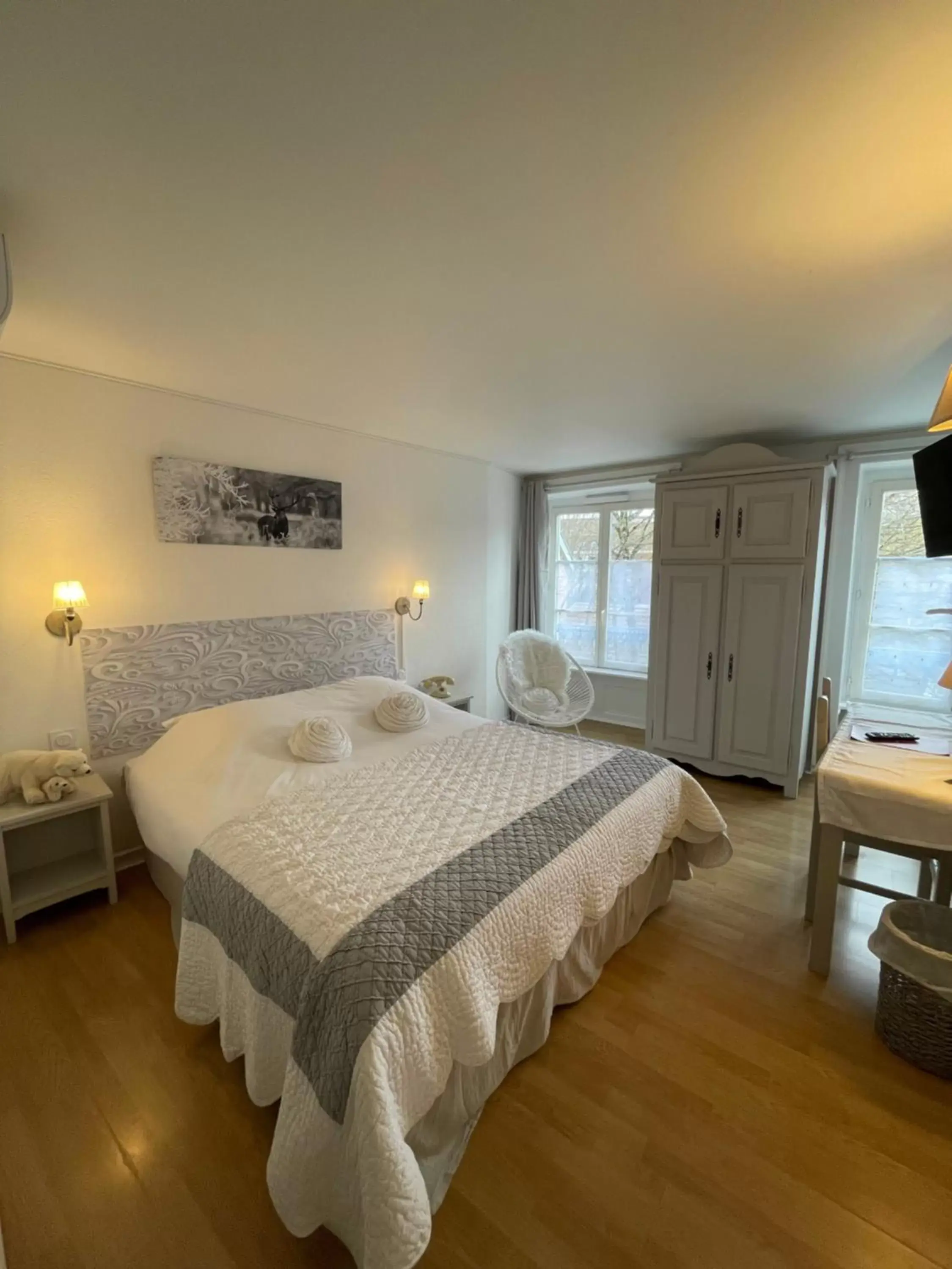 Bedroom, Bed in The Originals City, Hôtel de la Balance, Montbéliard