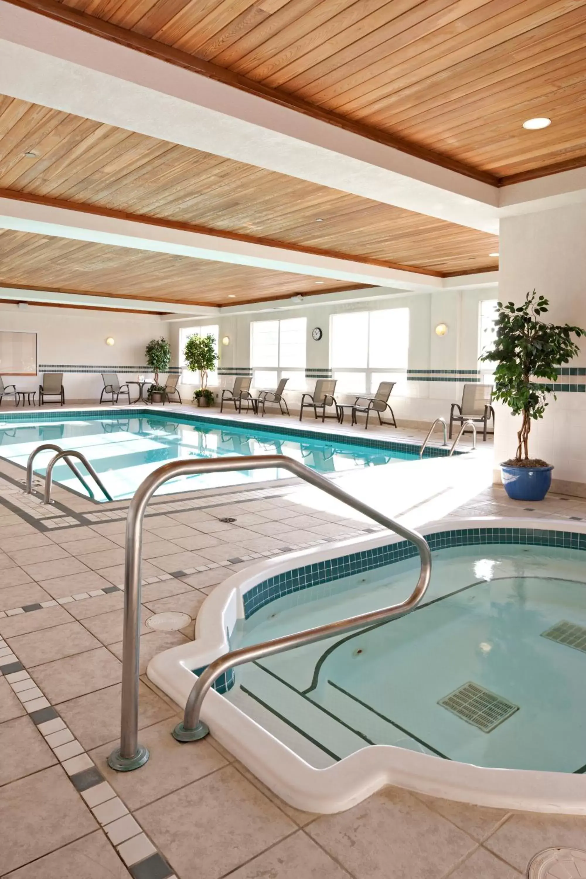 Spa and wellness centre/facilities, Swimming Pool in Country Inn & Suites by Radisson, Calgary-Northeast