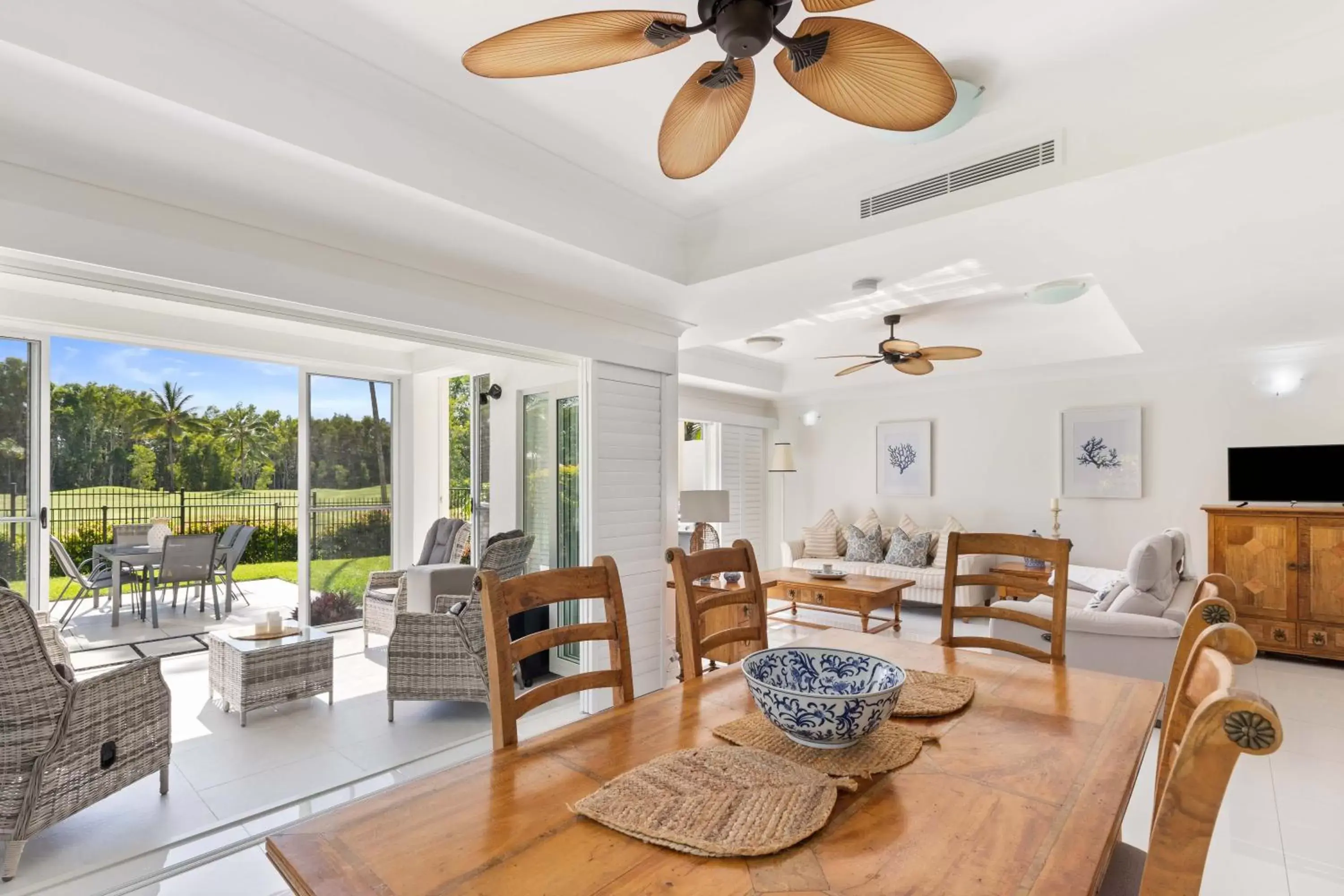 Living room, Restaurant/Places to Eat in Paradise Links Resort Port Douglas