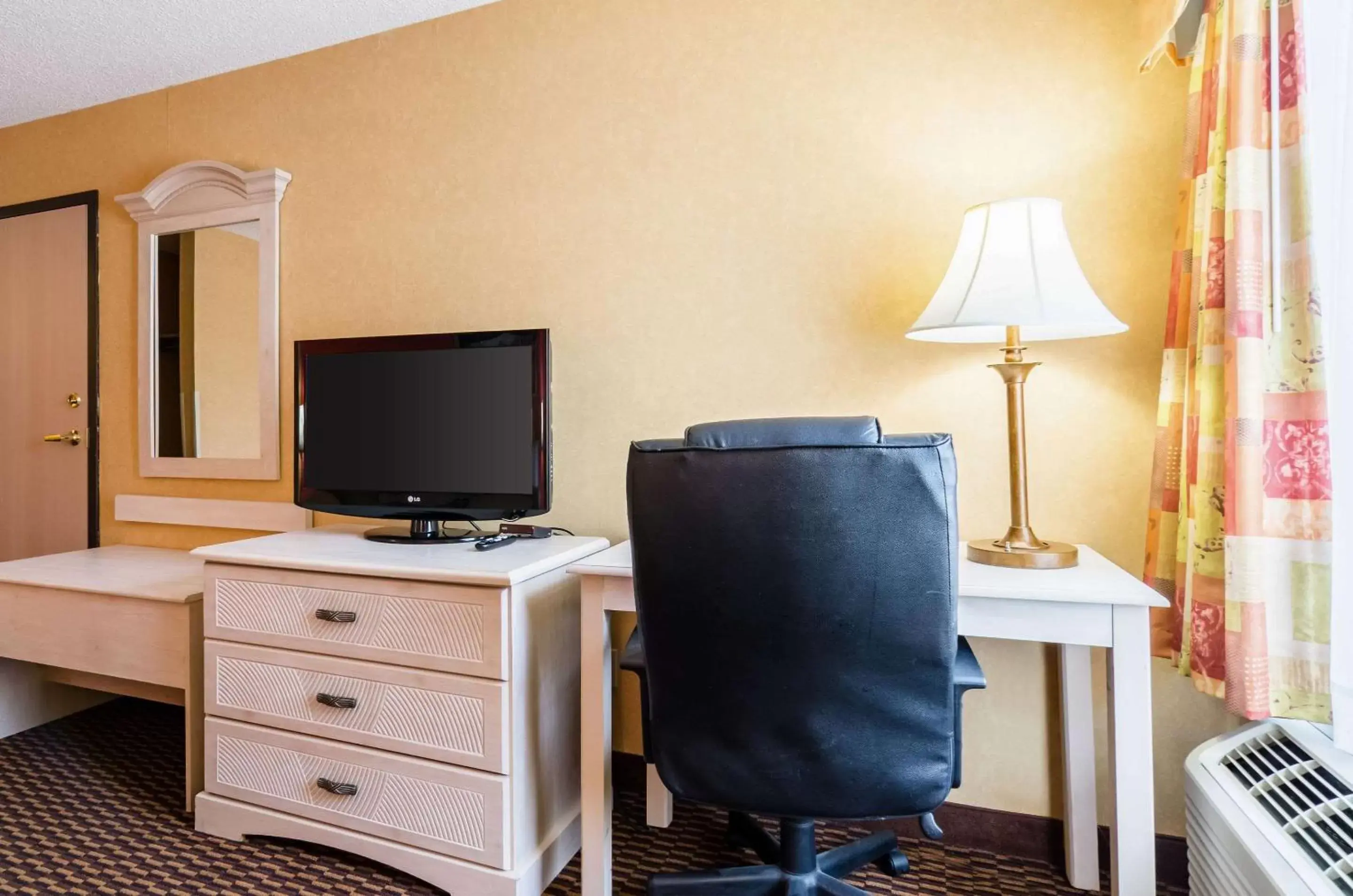 Photo of the whole room, TV/Entertainment Center in Quality Inn & Suites Manhattan