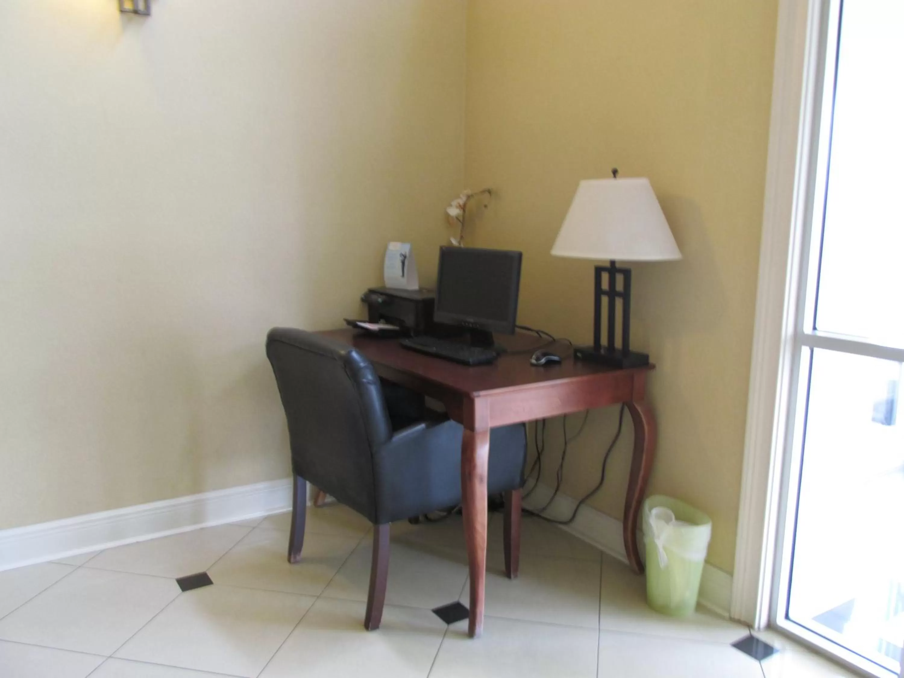 Communal lounge/ TV room, TV/Entertainment Center in Baymont by Wyndham Marrero