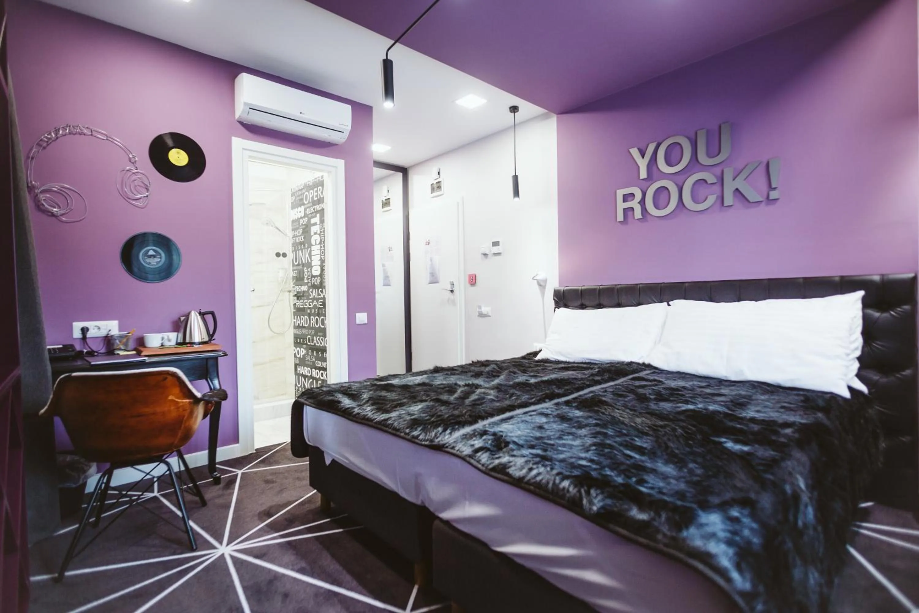 Photo of the whole room in Lol et Lola Hotel