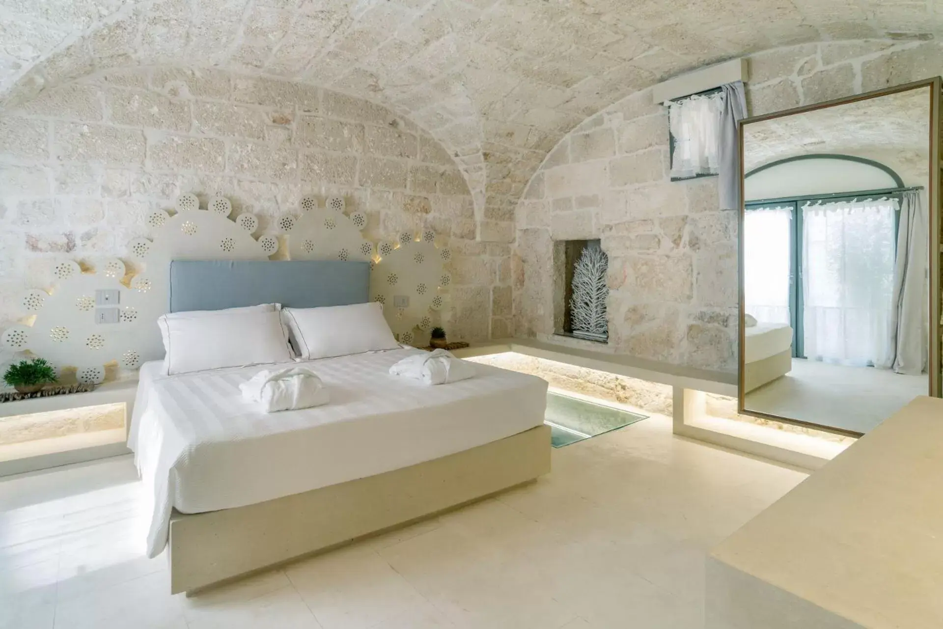 Bed in Vico Bianco Raro Villas Smart Rooms Collection