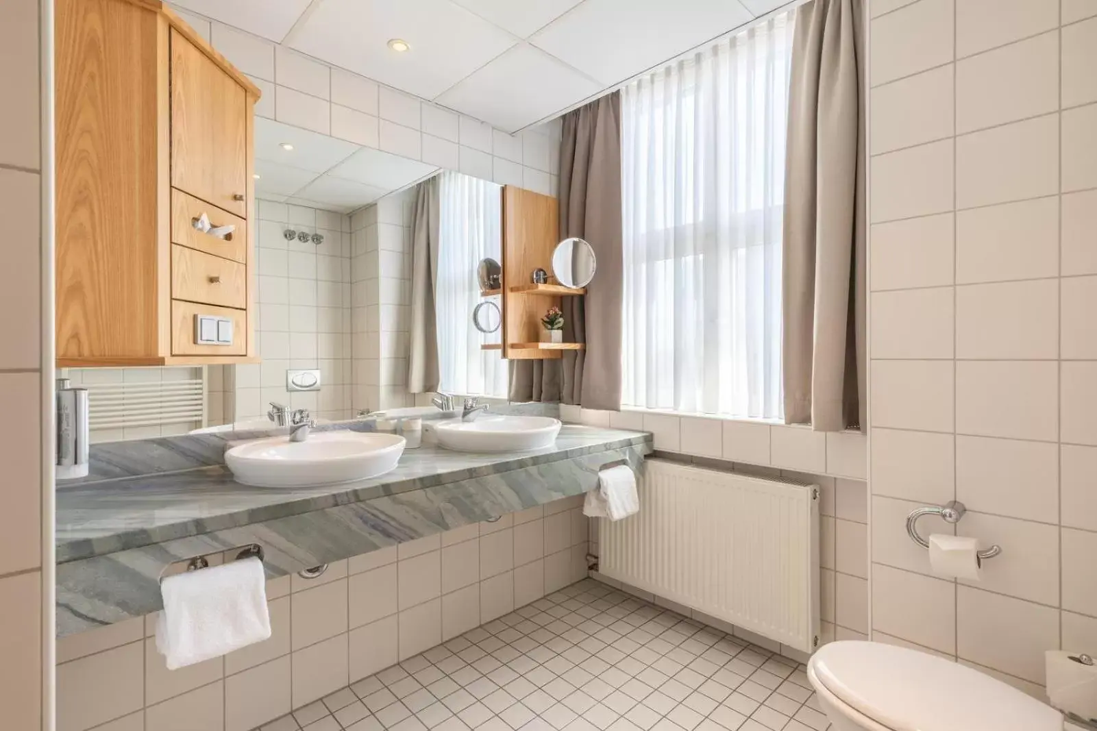 Toilet, Bathroom in Select Hotel Handelshof Essen