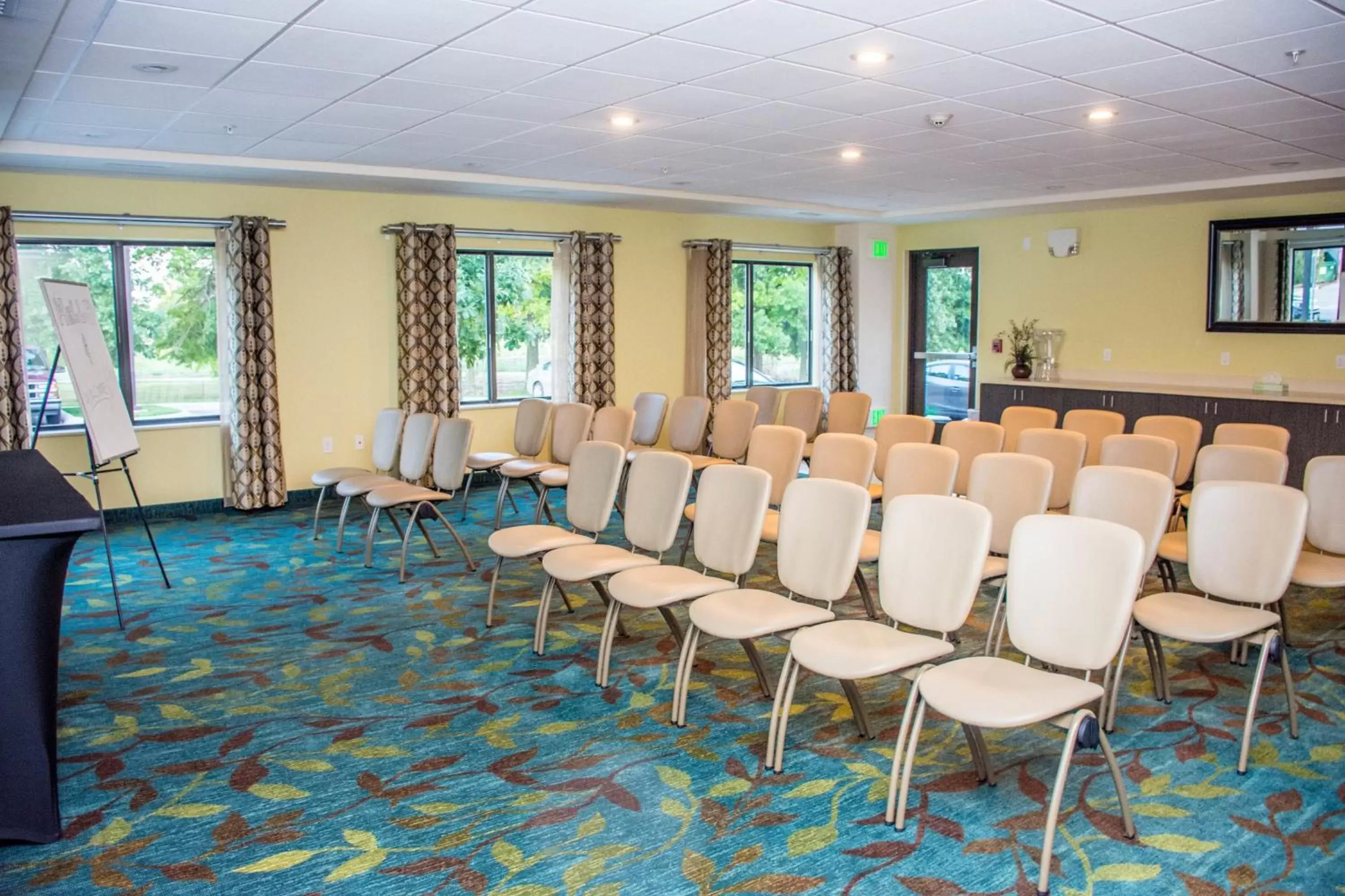 Meeting/conference room in Candlewood Suites Overland Park W 135th St, an IHG Hotel