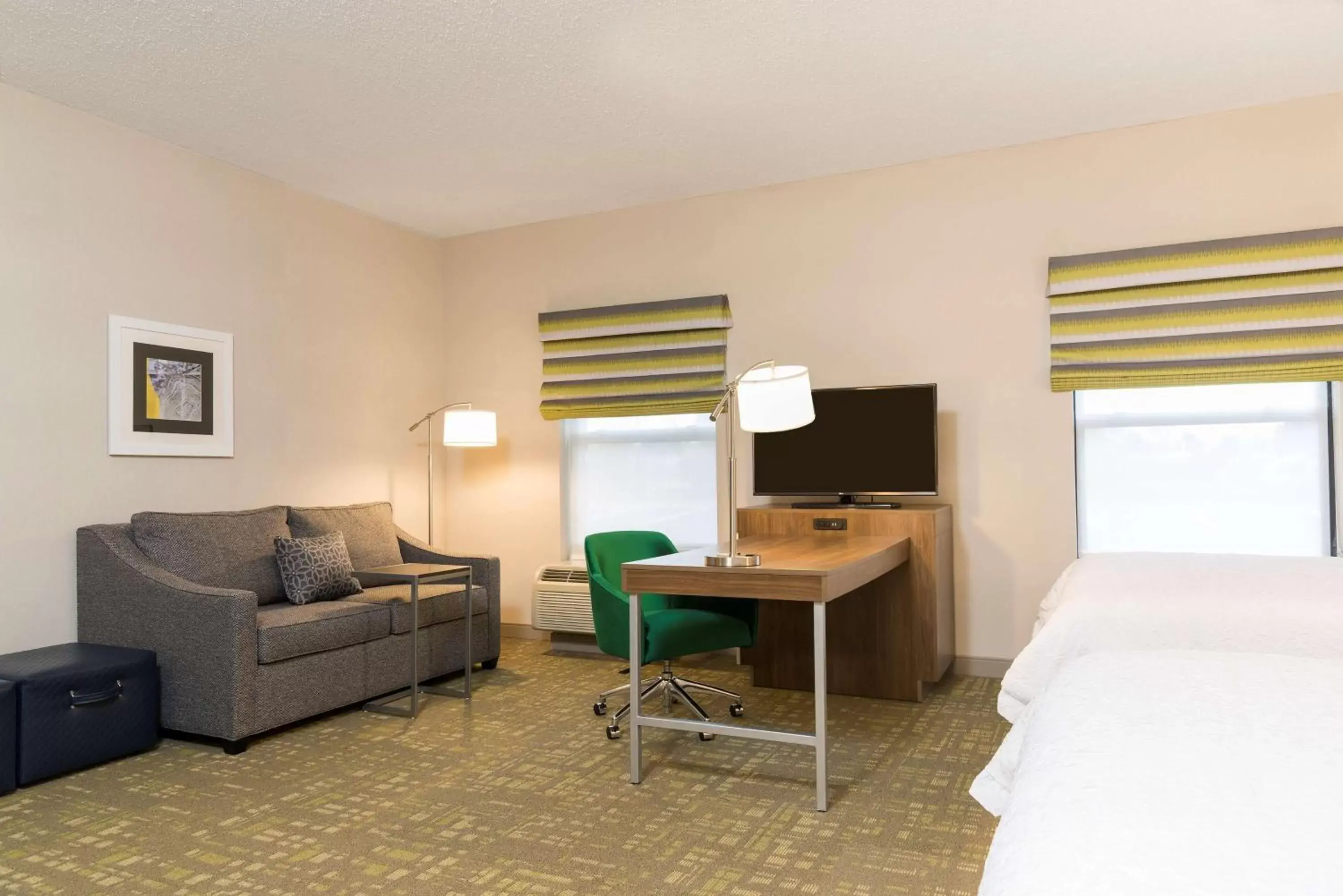 Bedroom, Seating Area in Hampton Inn & Suites East Lansing