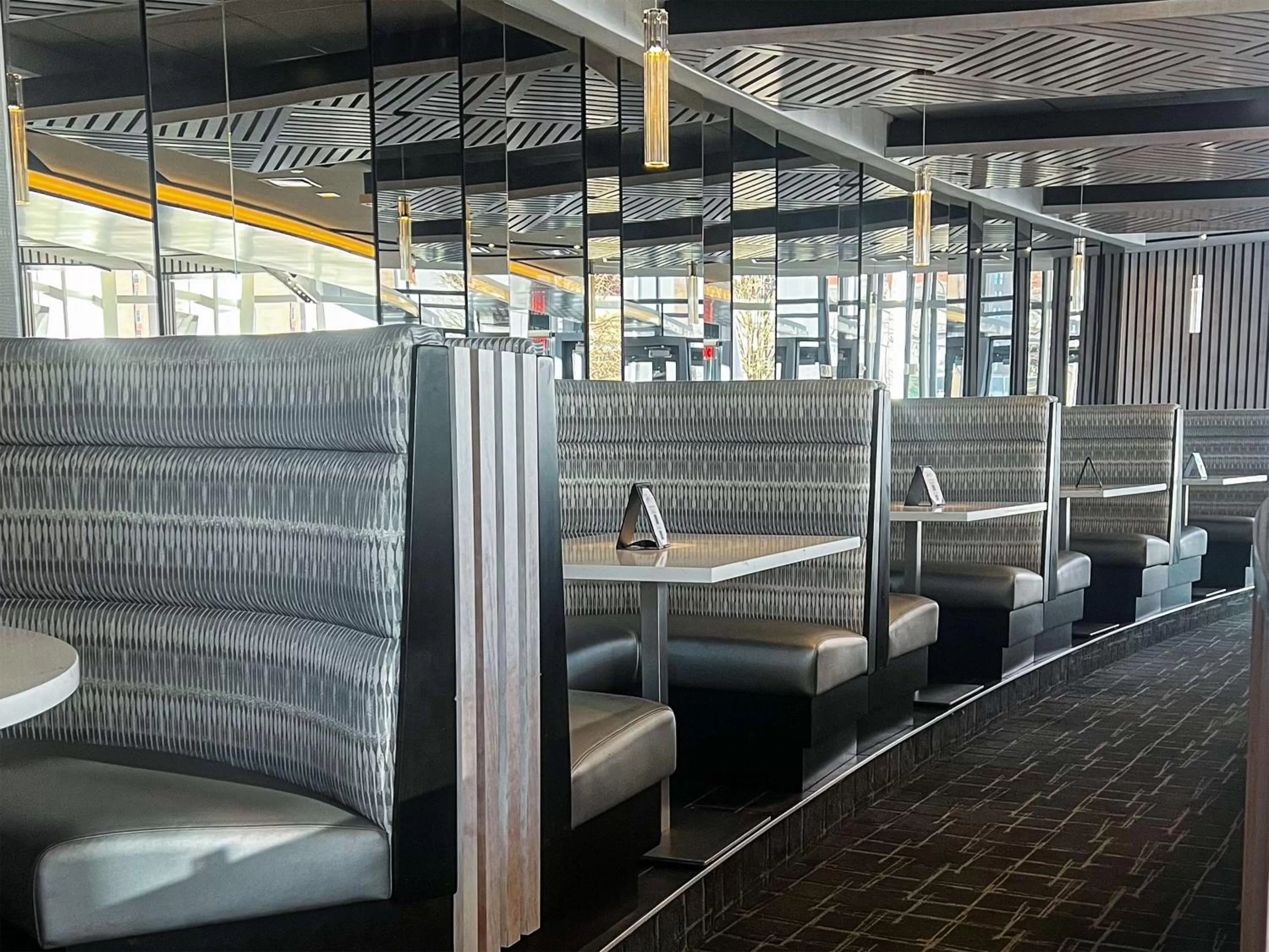 Restaurant/places to eat in Embassy Suites Buffalo