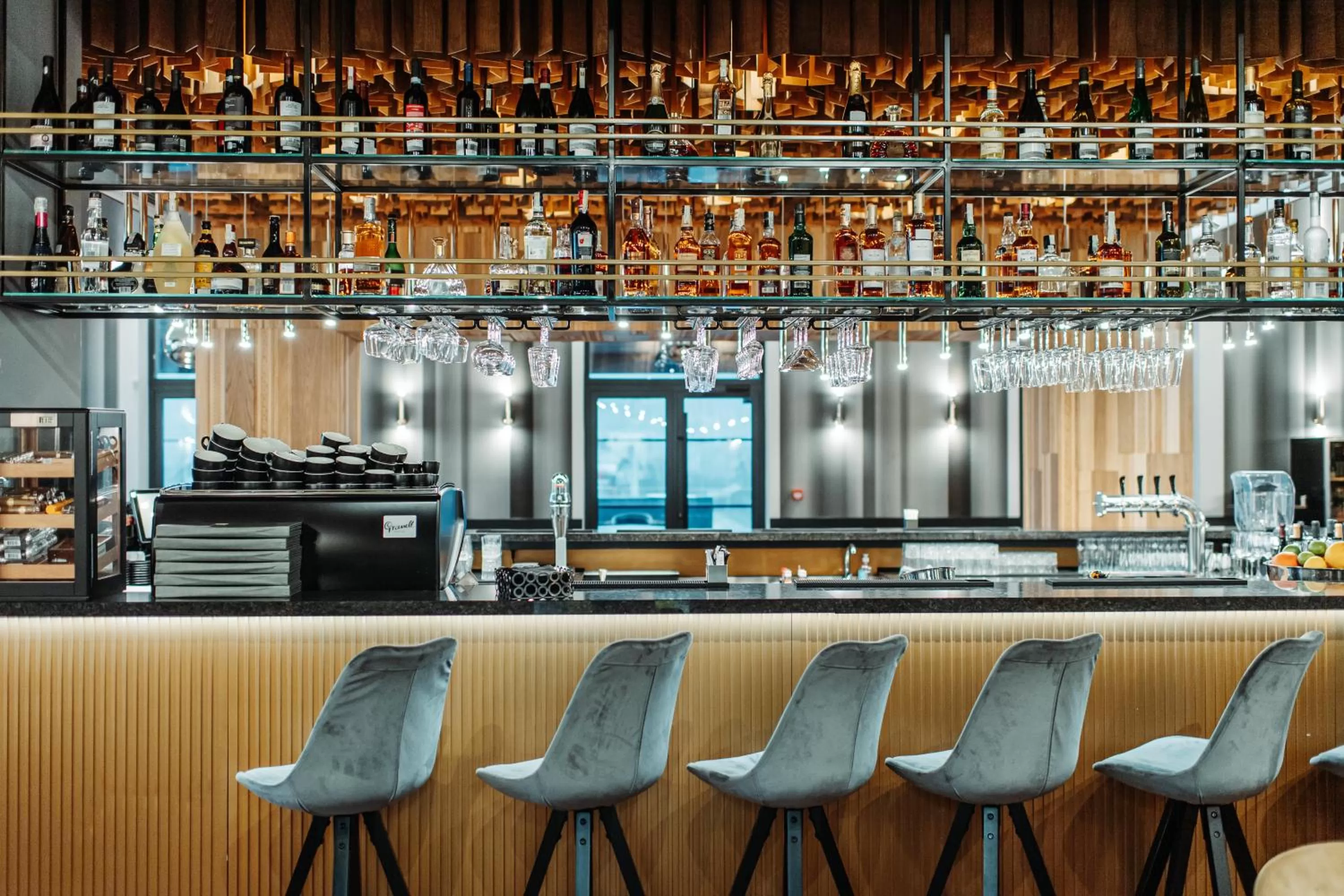 Restaurant/places to eat in Iza Hotel