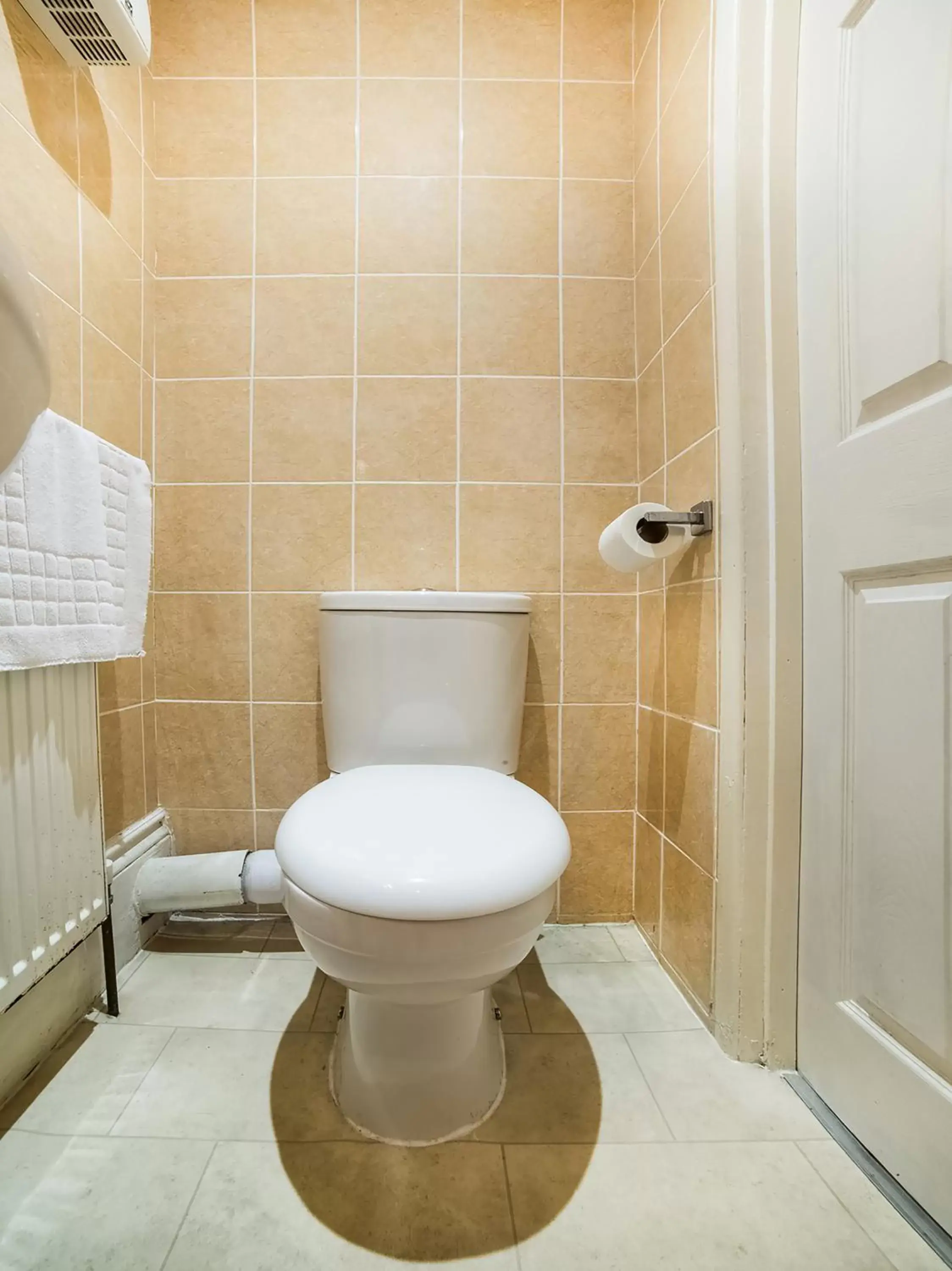 Bathroom in OYO Eagle House Hotel, St Leonards Hastings