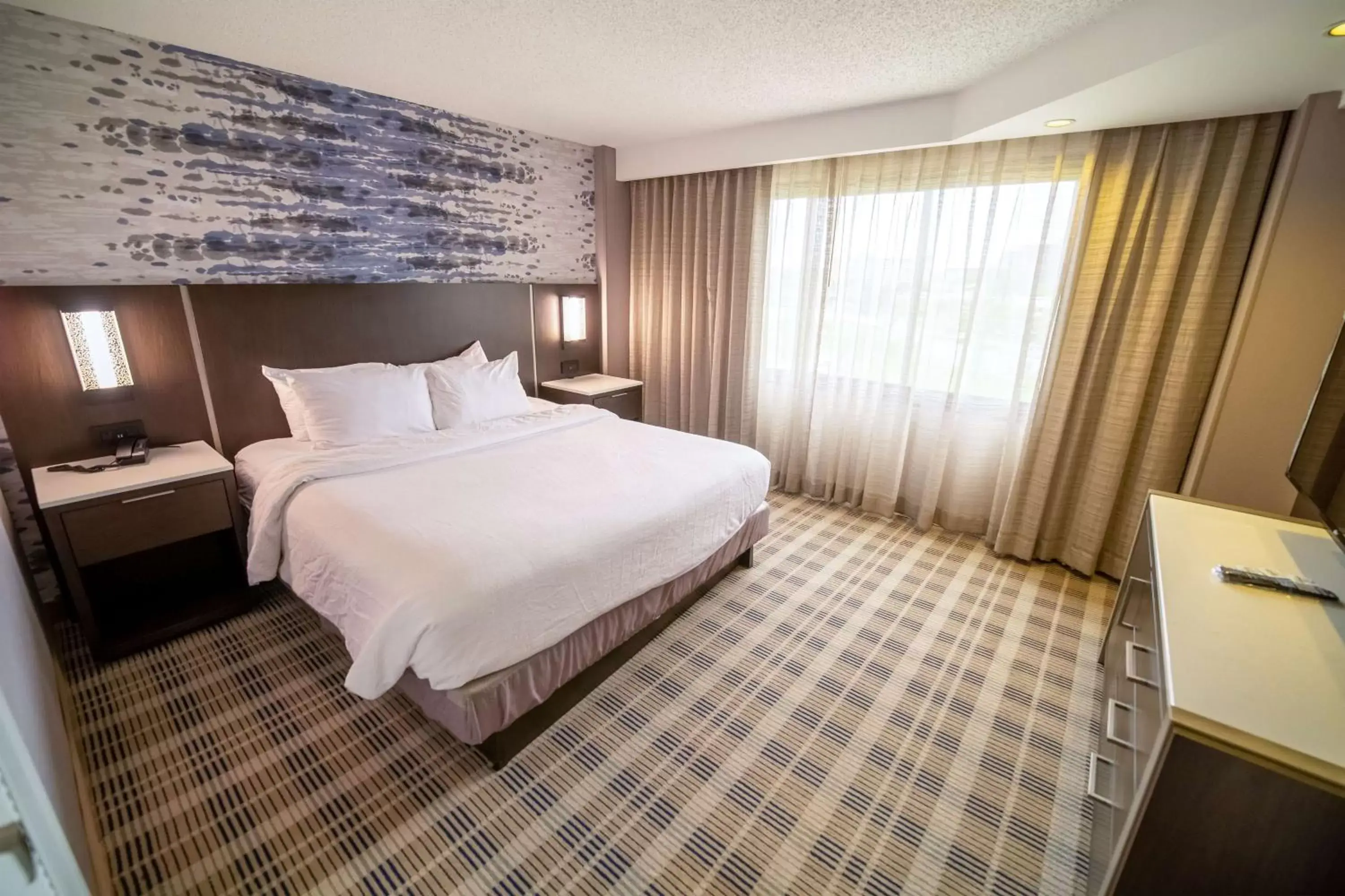 Bed in Embassy Suites by Hilton Kansas City Overland Park