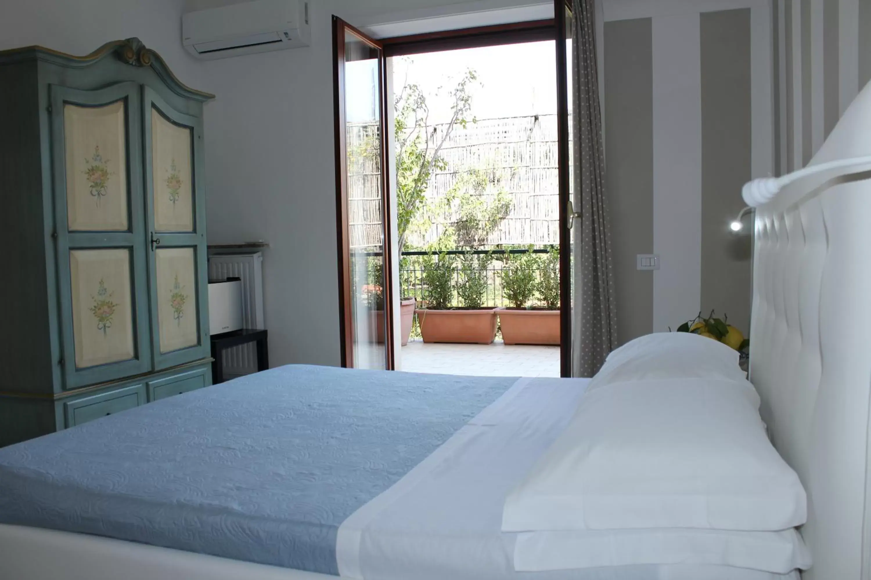 Photo of the whole room, Bed in Lemon Rooms Sorrento